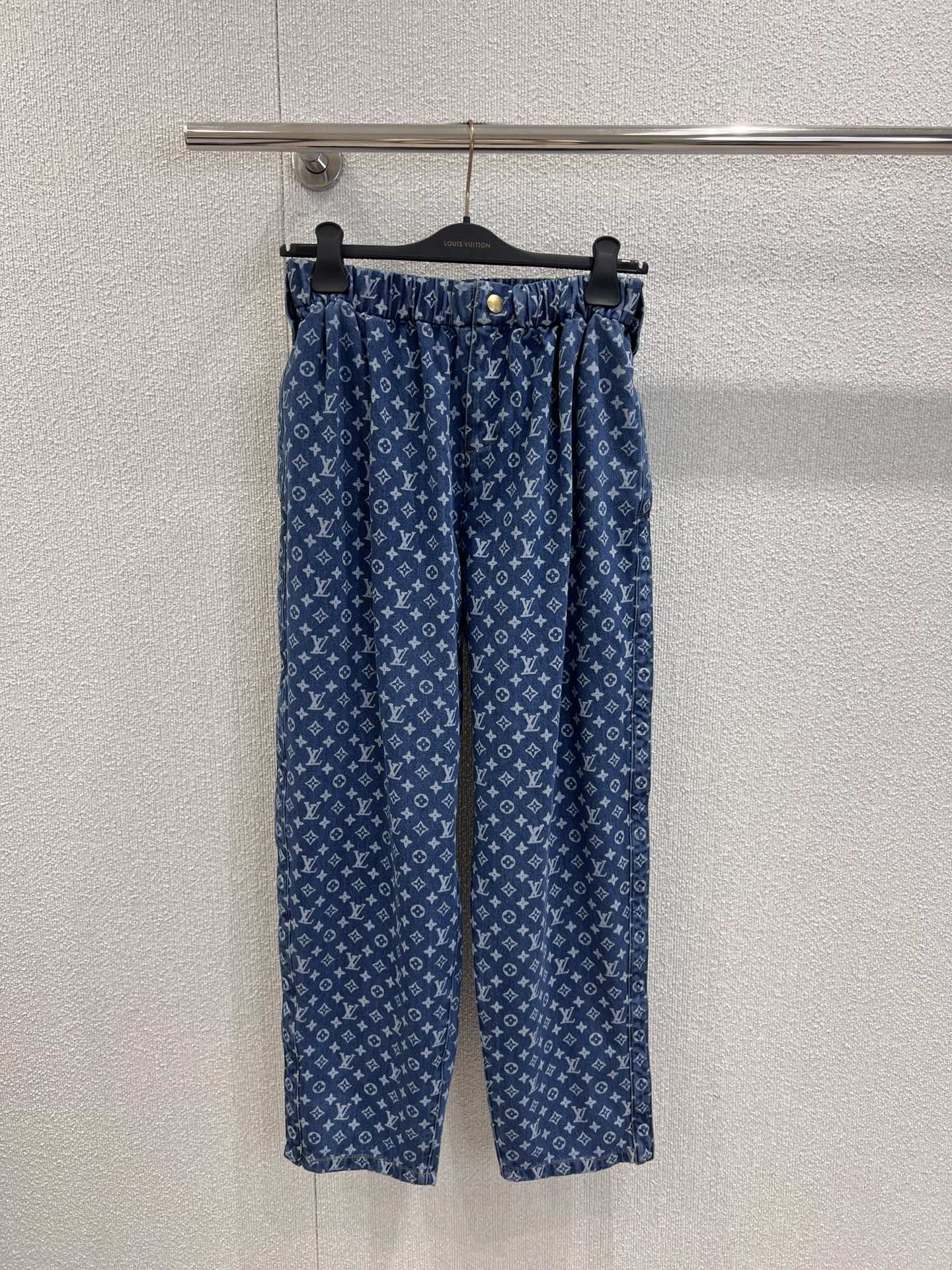 NO:494740,Support replacement Louis Vuitt*n 25Fw early autumn new model laser printed denim elastic waist jeans | exclusive yb development!  High-end production!  Imported pure cotton denim active wash water has a great texture!  A and cool classic style is not picky and versatile and fashionable!  Super slim on the upper body!  Customized hardware accessories, highly recommended single items, S/M/L real photos for sale in stock, louis vuitton, jeans, alexander wang19860909支持换款 Louis Vuitt*n 25Fw早秋新款 激光印花牛仔松紧腰牛仔裤丨独家yb开发！高版出品！进口纯棉牛仔活性洗水质感超赞！又A又飒经典版型不挑人百搭又时髦！上身超显瘦！定制五金配件 强烈推荐单品,现货发售S/M/L实拍细节图,,louis vuitton,jeans,alexander wang,Women's clothing