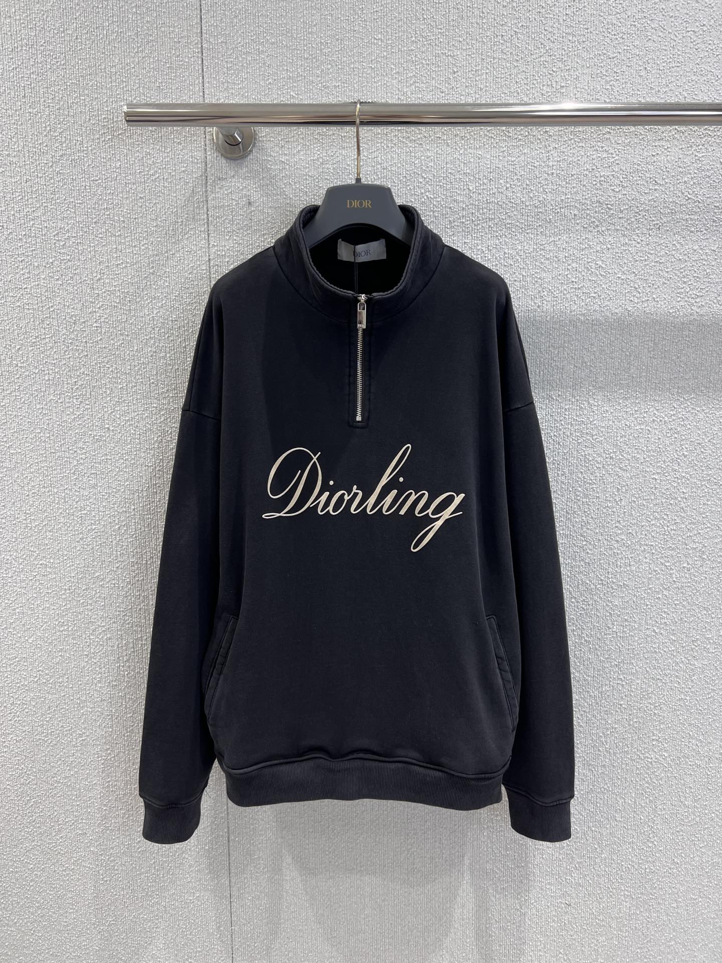 NO:494755,Support for replacement Dio* 25Fw autumn and winter new style, letter printed half-zipper stand-up collar sweatshirt exclusively developed!  High-end production!  Mainly simple dark tones, the exquisite brand-style letter printing on the chest demonstrates the brand recognition and fashion style. The semi-zippered collar design combines practicality and styling, and can adjust the neckline shape as you like. The loose style is inclusive and comfortable to wear, and it can easily create a lazy and high-end outfit effect. Whether it is daily going out or matching other items, it can show unique trendy charm. It is a good choice to show personality and taste. S/M/L real-life details pictures are available in stock, dior, hoodie, sweatshirts, alexander wang19860909支持换款 Dio* 25Fw秋冬新款 字母印花半拉链立领卫衣独家yb开发！高版出品！以简约深色调为主,胸前精致的品牌风格字母印花,彰显品牌辨识度与时尚格调.半拉链立领设计,兼具实用性与造型感,可随心调节领口形态.宽松的版型,对身形包容性好,穿着舒适自在,轻松打造出慵懒又不失高级的穿搭效果,无论是日常出街还是搭配其他单品,都能展现独特的潮流魅力,是彰显个性与品味的不错选择.现货发售S/M/L实拍细节图,,dior,hoodie,sweatshirts,alexander wang,Women's clothing