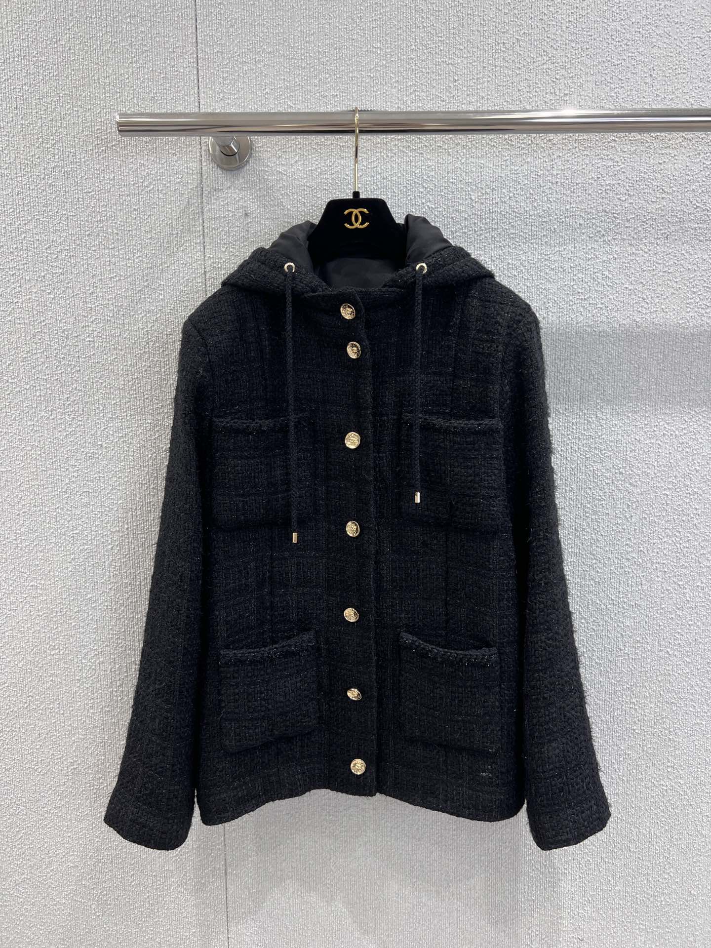 NO:494747,Support replacement Chane* 25B premium handicraft workshop series new model woven four-pocket thick flower hooded jacket丨Exclusive yb development!  High-end production!  Classic black, with its own elegance and aura. It uses tweed fabric, with exquisite texture and excellent texture. The detachable hat design is flexible to adapt to different dressing scenes and weather, and it is practical. The casual style is high inclusive and comfortable to wear. It is matched with metal buttons to add a sense of exquisite detail and add color to the overall shape. Whether it is going out on the street or dealing with various winter occasions, it can be easily held, which is a practical winter item with closed eyes. S/M/L real-life details pictures are available in stock, chanel, jackets & coats, hats, alexander wang19860909支持换款 Chane* 25B高级手工坊系列新款 编织四口袋粗花尼连帽外套丨独家yb开发！高版出品！经典黑色系,自带优雅与气场.采用粗花呢面料,纹理精致,质感上乘.可拆卸帽子设计,灵活适配不同穿搭场景与天气,实用性拉满.休闲版型,对身形包容度高,穿着舒适自在.搭配金属纽扣,增添精致细节感,为整体造型增色.无论是日常出街,还是应对冬日各种场合,都能轻松hold住,堪称闭眼入的冬日实用单品.现货发售S/M/L实拍细节图,,chanel,jackets & coats,hats,alexander wang,Women's clothing