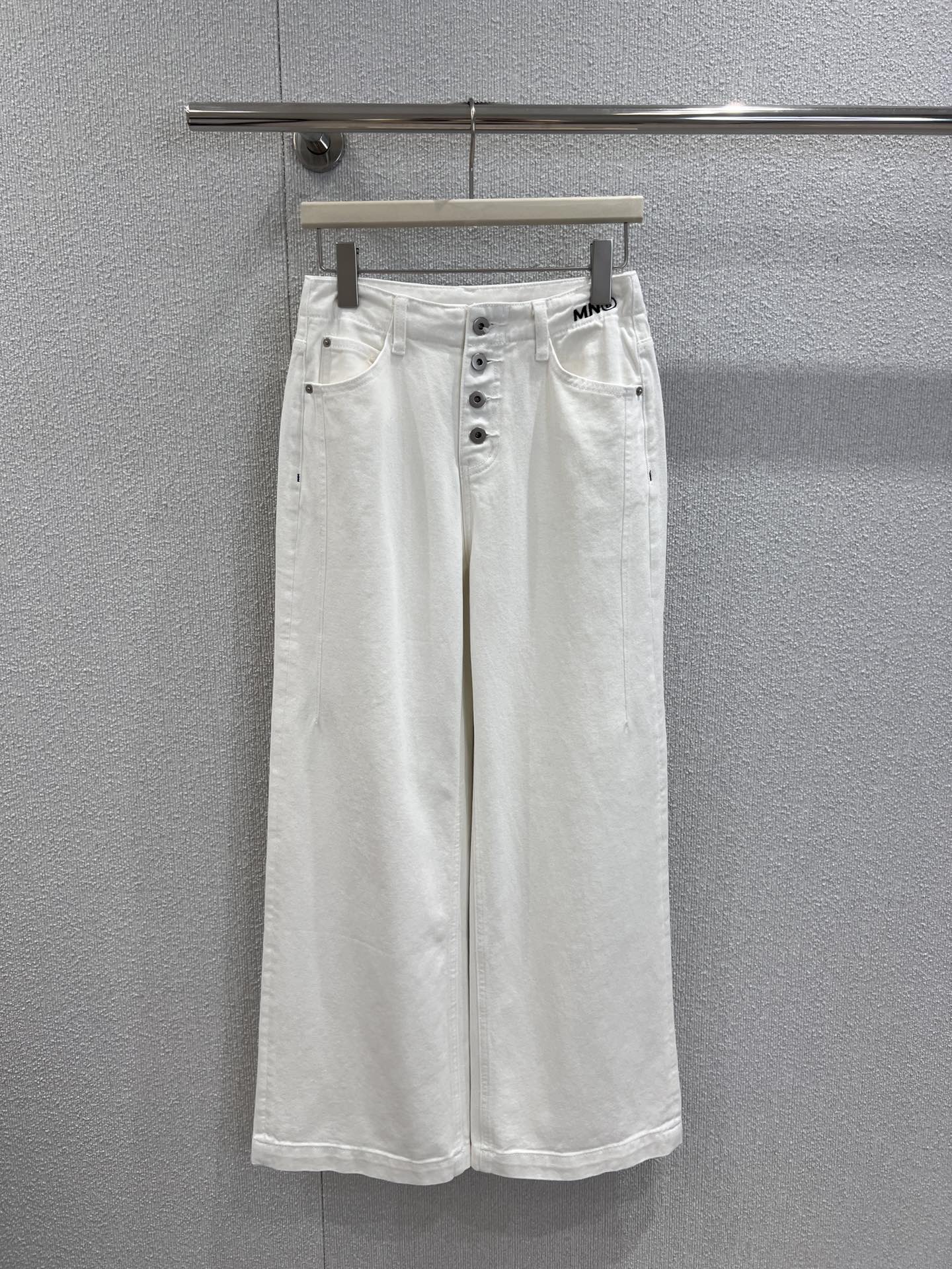 NO:494763,Support replacement Maison Margiela* 25Fw autumn and winter new style, letter embroidered waist white jeans trousers | Exclusive high-end production!  Pure white, fresh and versatile. The wide-leg style is adopted, and the loose trouser style is very friendly to all leg styles, which can easily create a casual and free atmosphere. The button design at the waist of the trouser adds a sense of detail and retro charm, and is also convenient to put on and take off. The high-quality denim fabric has a comfortable and crisp texture, which not only retains the classic characteristics of denim, but also brings a good wearing experience. Whether it is matched with a simple T-shirt or a fashionable top, it can create different styles of style, which is a practical item to enhance the sense of fashion in daily wear. S/M/L real-life details pictures, tees, t-shirt, alexander wang19860909支持换款 Maison Margiela* 25Fw秋冬新款 字母刺绣腰头白色牛仔长裤丨独家高版出品！纯净的白色系,清新又百搭.采用阔腿版型,宽松的裤型对各种腿型都很友好,能轻松营造出随性洒脱的氛围.裤腰处的纽扣设计,增添了细节感与复古韵味,同时也方便穿脱.优质的牛仔面料,质感舒适且挺括,既保留了牛仔的经典特质,又带来良好的穿着体验.无论是搭配简约的T恤,还是时尚的上衣,都能打造出不同风格的造型,是日常穿搭中提升时尚感的实用单品.现货发售S/M/L实拍细节图,,tees，t-shirt,alexander wang,Women's clothing