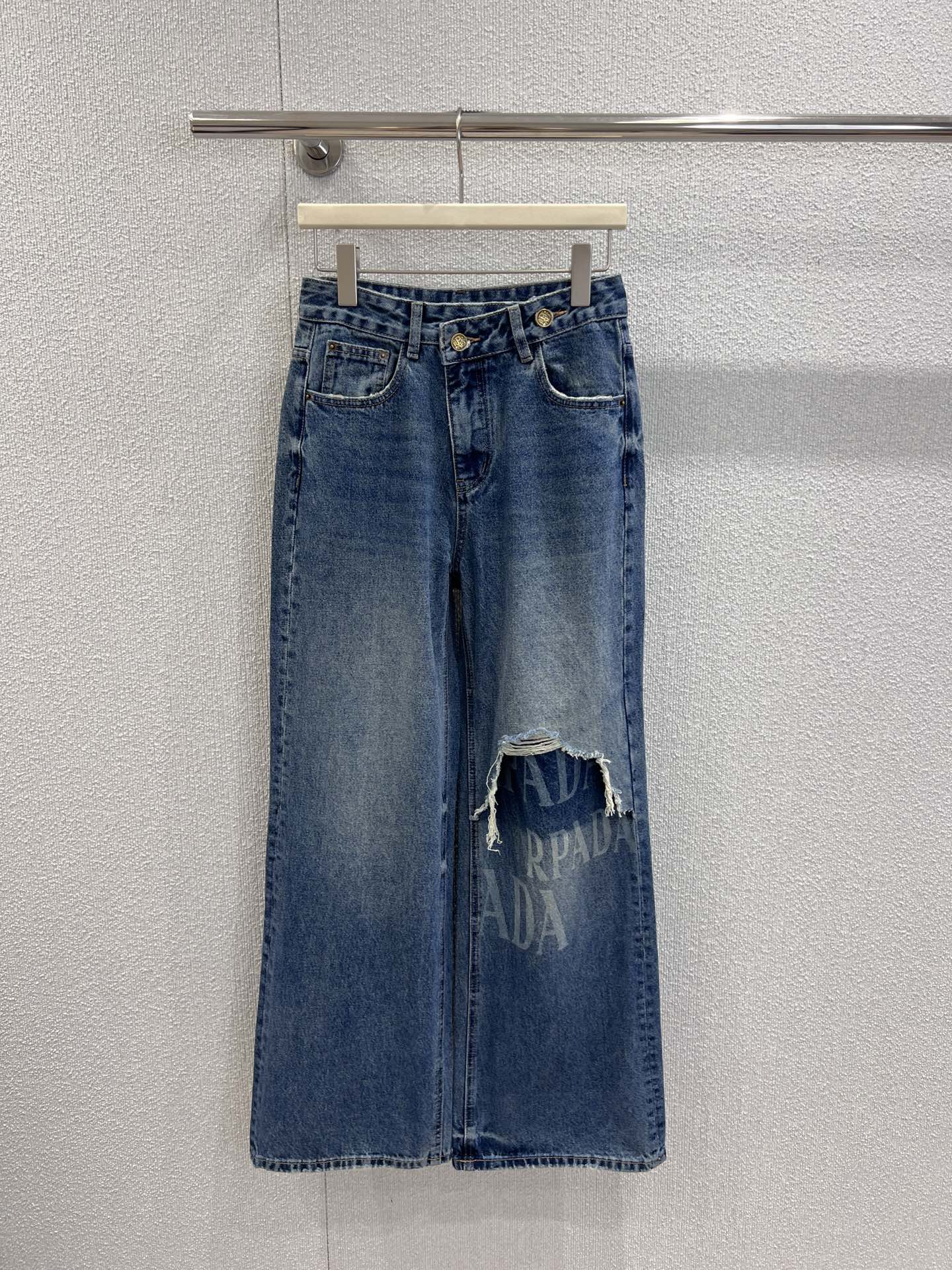 NO:494771,Support replacement Prad* 25Fw autumn and winter new style letter laser printed ripped burr jeans | Exclusive high-end production!  The classic blue denim is the background color, with a retro trend. The unique ripped design, combined with burly details, is full of personality, adding an unruly fashion attitude to the overall shape. The wide-leg style is loose and smooth, which can well modify the leg shape, and it is full of style when walking, showing its casual style. Whether it is a simple top to create a casual style or a stylish and cool combination with a personalized item, it is very suitable and easily becomes an eye-catching highlight in the outfit. S/M/L real-life details pictures are available in stock, prada, jeans, alexander wang19860909支持换款 Prad* 25Fw秋冬新款 字母激光印花破洞毛边牛仔裤丨独家高版出品！经典的蓝色牛仔为底色,自带复古潮流感.独特的破洞设计,搭配毛边细节,个性十足,为整体造型增添了不羁的时尚态度.阔腿版型,宽松又垂顺,能很好地修饰腿型,走路时带风,尽显随性洒脱.无论是搭配简约的上衣打造休闲风,还是与个性单品组合出潮酷感,都十分合适,轻松成为穿搭中的吸睛亮点.现货发售S/M/L实拍细节图,,prada,jeans,alexander wang,Women's clothing