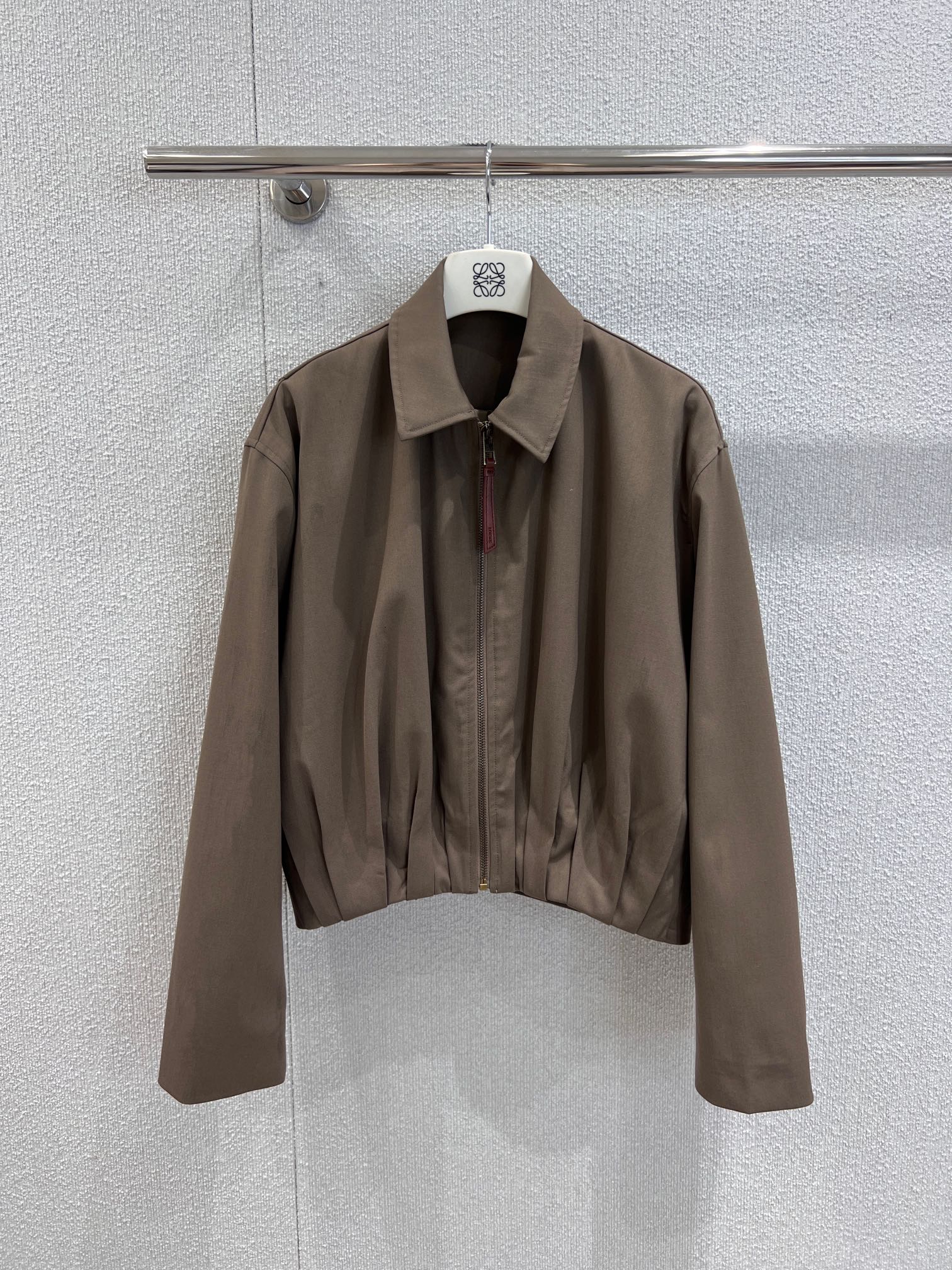 NO:494756,Support replacement Loew* 25Fw autumn and winter new style balloon silhouette short jacket | Exclusive yb development!  High-end production!  Presented in a soft light brown tone, simple and yet high-end. The front is a neat lapel and zipper design, while the asymmetrical hand-wrinkle behind it is the finishing touch, as natural and casual as art, breaking the conventional sense of regularity, injecting agility and creativity into the overall shape. Paired with the brand's iconic leather logo, it shows the brand identity in a low-key manner. Whether it is daily going out or other items, it can easily show unique fashion taste and personal charm. S/M/L real-life details pictures are available in stock, loewe, jackets & coats, jackets & coats, alexander wang19860909支持换款 Loew* 25Fw秋冬新款 气球廓形短款夹克外套丨独家yb开发！高版出品！以柔和的浅棕色调呈现,简约又不失高级感.正面是利落的翻领与拉链设计,而背后的不对称手工褶皱则是点睛之笔,如艺术般自然随性,打破常规的规整感,为整体造型注入灵动与创意.搭配品牌标志性皮标,低调彰显品牌身份,无论是日常出街还是搭配其他单品,都能轻松展现独特的时尚品味与个性魅力.现货发售S/M/L实拍细节图,,loewe,jackets & coats,jackets & coats,alexander wang,Women's clothing