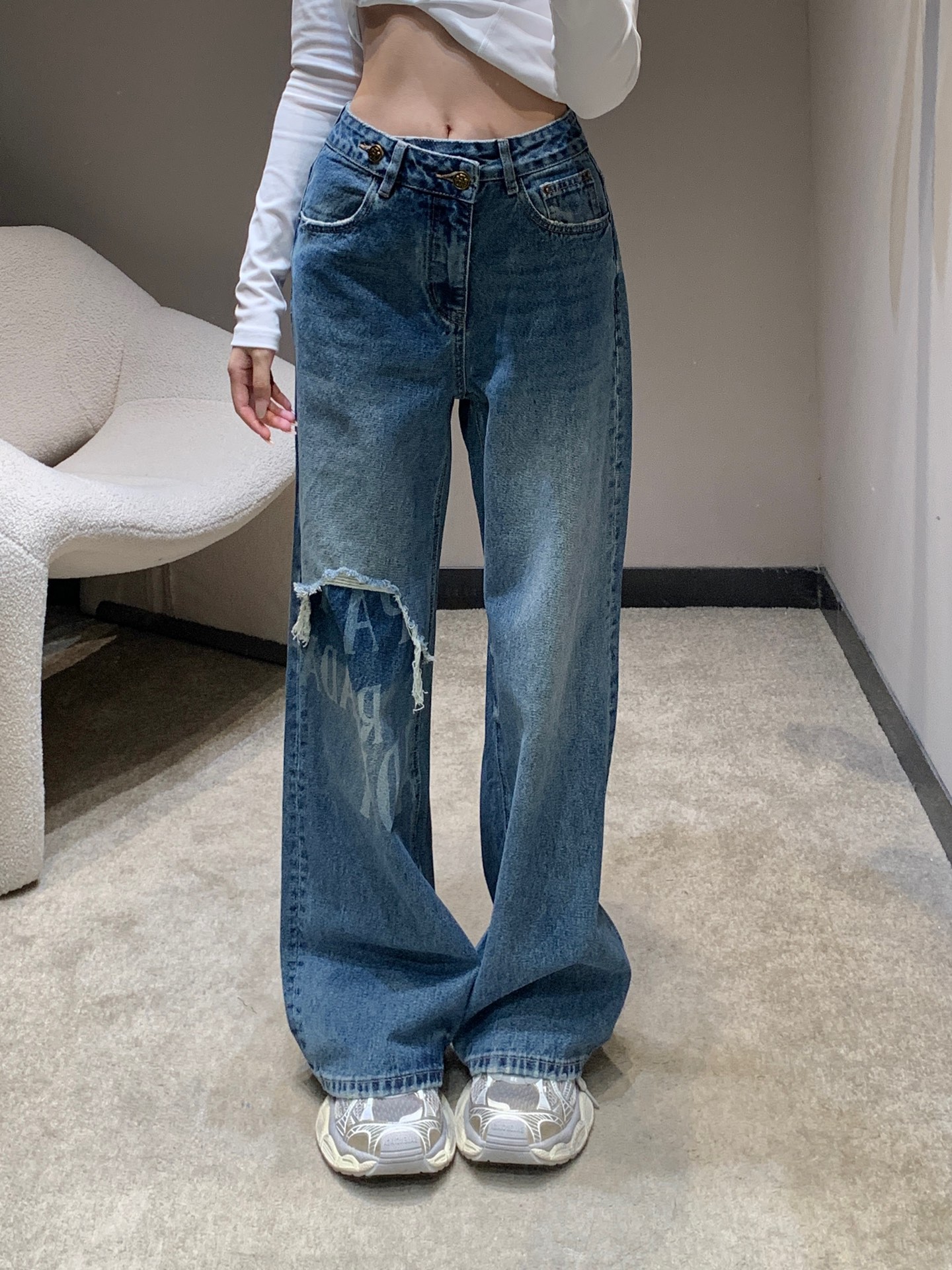 NO:494775,Prad* 25Fw autumn and winter new style letter laser printed ripped burr jeans | Exclusive high-end production!  The classic blue denim is the background color, with a retro trend. The unique ripped design, combined with burly details, is full of personality, adding an unruly fashion attitude to the overall shape. The wide-leg style is loose and smooth, which can well modify the leg shape, and show the casual and free and easy walking. Whether it is a simple top to create a casual style or a stylish and cool combination with a personalized item, it is very suitable and easily becomes an eye-catching highlight in the outfit. S/M/L is available in stock, prada, jeans, alexander wang19860909Prad* 25Fw秋冬新款 字母激光印花破洞毛边牛仔裤丨独家高版出品！经典的蓝色牛仔为底色,自带复古潮流感.独特的破洞设计,搭配毛边细节,个性十足,为整体造型增添了不羁的时尚态度.阔腿版型,宽松又垂顺,能很好地修饰腿型,走路时带风,尽显随性洒脱.无论是搭配简约的上衣打造休闲风,还是与个性单品组合出潮酷感,都十分合适,轻松成为穿搭中的吸睛亮点.现货发售S/M/L,,prada,jeans,alexander wang,Women's clothing