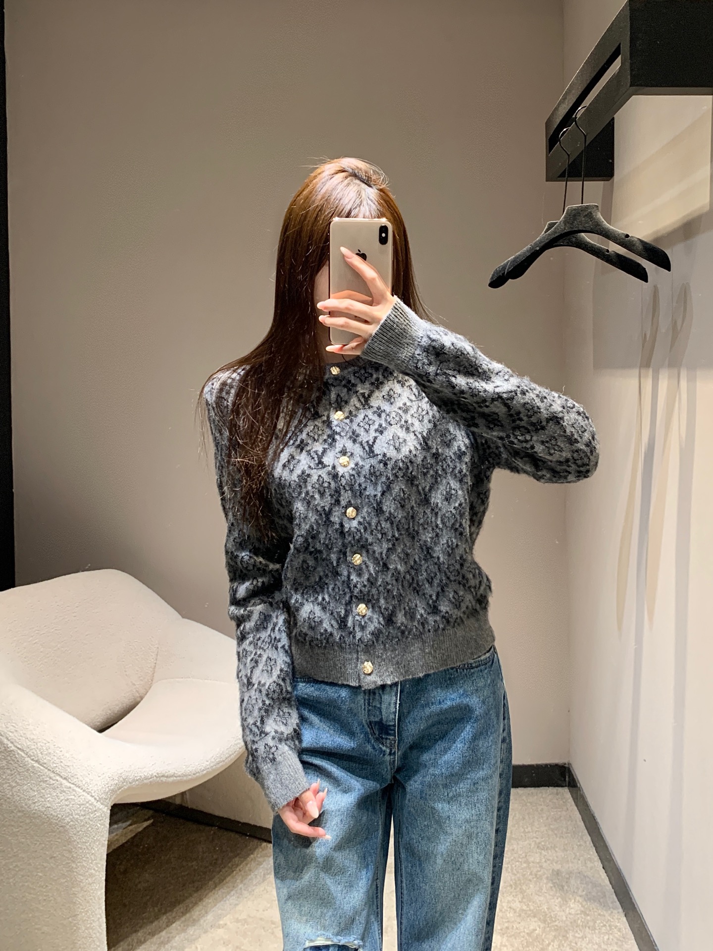 NO:498053,Louis Vuitto* 25Fw autumn and winter new style round neck jacquard cashmere blended knitted cardigan丨Exclusive high-end production!  The blend of cashmere and alpaca yarn brings a soft touch like a cloud, excellent warmth, comfortable and skin-friendly. The round neck design is simple and elegant, and can naturally modify the neck lines and show an elegant temperament. The neat short style not only can raise the body proportions well, but also facilitates a variety of outfit combinations. Whether it is paired with high-waist jeans to show a casual and fashionable feeling, or matched with a skirt to create an elegant lady style, it complements each other. The quality of workmanship depends on the details. S/M/L is available in stock, and, louis vuitton, skirts, jeans, alexander wang19860909Louis Vuitto* 25Fw秋冬新款 圆领提花羊绒混纺针织开衫丨独家高版出品！羊绒与羊驼毛纱线混纺,带来如云朵般轻柔的触感,保暖性能卓越,贴身穿着舒适又亲肤.圆领设计简约大方,能够自然修饰颈部线条,展现出优雅的气质 .利落的短款版型,不仅能很好地拉高身材比例,还便于进行多样的穿搭组合,无论是搭配高腰牛仔裤展现休闲时尚感,还是与半身裙相配营造优雅淑女风,都相得益彰.做工品质看细节.现货发售S/M/L,,louis vuitton,skirts,jeans,alexander wang,Women's clothing