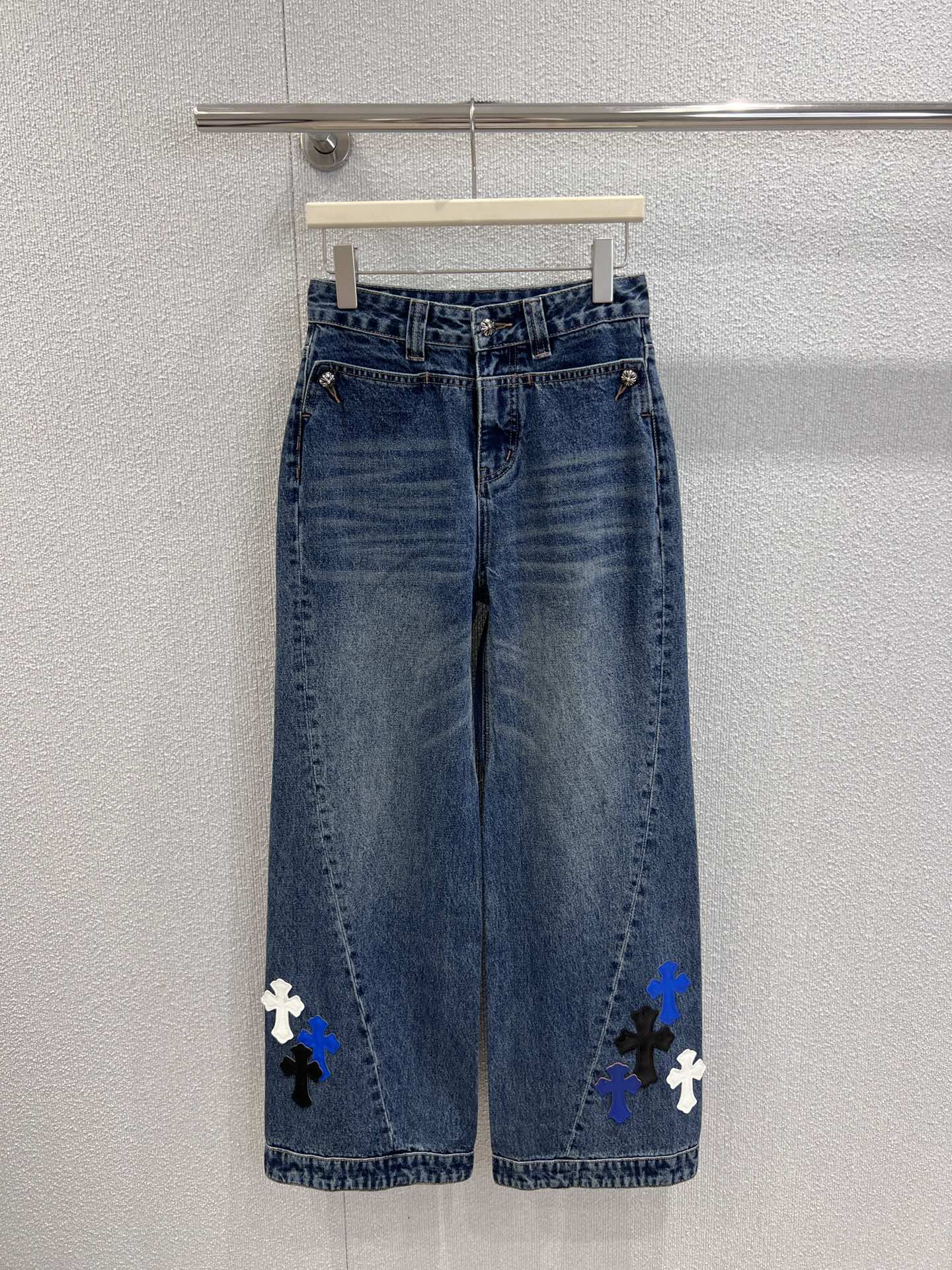 NO:498080,Support replacement Chrome He*rts 25Fw autumn and winter new style, cross collage wide-leg denim trousers丨Exclusive high-end production!  Enzyme washing and hand-painted whitening treatment, the fabric is crisp but not soft, and the unique luster of retro tannins is shining with the high waist cut and the waistline is raised, and the wide-leg straight cylinder falls smoothly from the hipline to the ground, and the workmanship quality depends on the details. S/M/L real-life details pictures are available in stock, chrome hearts, alexander wang19860909支持换款 Chrome He*rts 25Fw秋冬新款 十字拼贴阔腿牛仔长裤丨独家高版出品！酵素洗与手工磨白处理,面料挺括却不失柔软,走动间泛着复古单宁的独特光泽,高腰剪裁拉高腰线,阔腿直筒从臀线流畅垂落至地面,做工品质看细节.现货发售S/M/L实拍细节图,,chrome hearts,alexander wang,Women's clothing