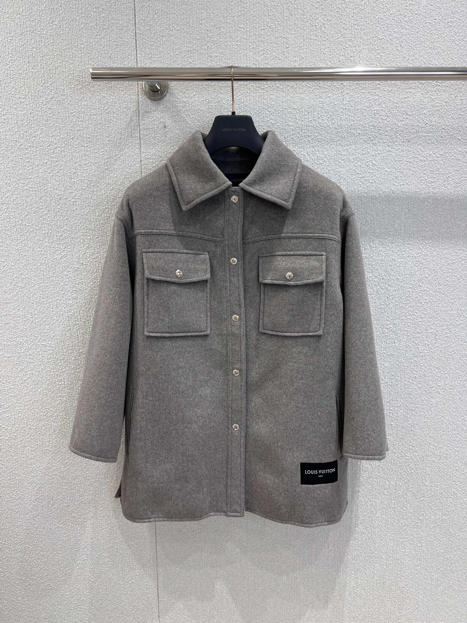 NO:496396,Support replacement Louis Vuitt*n 25Fw autumn and winter new style wool double-sided wool shirt jacket | Exclusive yb development!  High-end production!  The casual and luxurious double-sided tweed fabric is light and crisp, and the wool texture is delicate and skin-friendly; the shirt-style lapel is paired with a row of golden pearlescent buttons, which is neat and exquisite; the chest bag and the black leather logo on the hem hide the brand recognition, and the oversize silhouette is extremely inclusive to the figure. The Dandy Monogram jacquard pattern and the outer fabric are faintly visible inside, which can not only interpret the lazy tone of 'the underwear is missing', but also layer the coat to interpret the layered aesthetics. It is a wardrobe need to switch freely between the workplace and casual scenes. S/M/L real-life details pictures are available in stock, louis vuitton, versace, jackets & coats, jackets & coats, shirts, alexander wang19860909支持换款 Louis Vuitt*n 25Fw秋冬新款 绵羊毛双面呢衬衫式夹克外套丨独家yb开发！高版出品！以柔和浅灰演绎随性奢华双面呢面料轻盈挺括,羊毛肌理细腻亲肤；衬衫式翻领搭配一排金色珠光纽扣,利落中透着精致；胸袋与下摆黑色小皮标暗藏品牌辨识度,oversize 廓形对身材包容性极强.内里若隐若现的 Dandy Monogram 提花织纹与外层面料形成质感反差,既能单穿诠释“下衣失踪”的慵懒腔调,也可叠搭大衣演绎层次美学,是职场与休闲场景自由切换的衣橱刚需.现货发售S/M/L实拍细节图,,louis vuitton,versace,jackets & coats,jackets & coats,shirts,alexander wang,Women's clothing