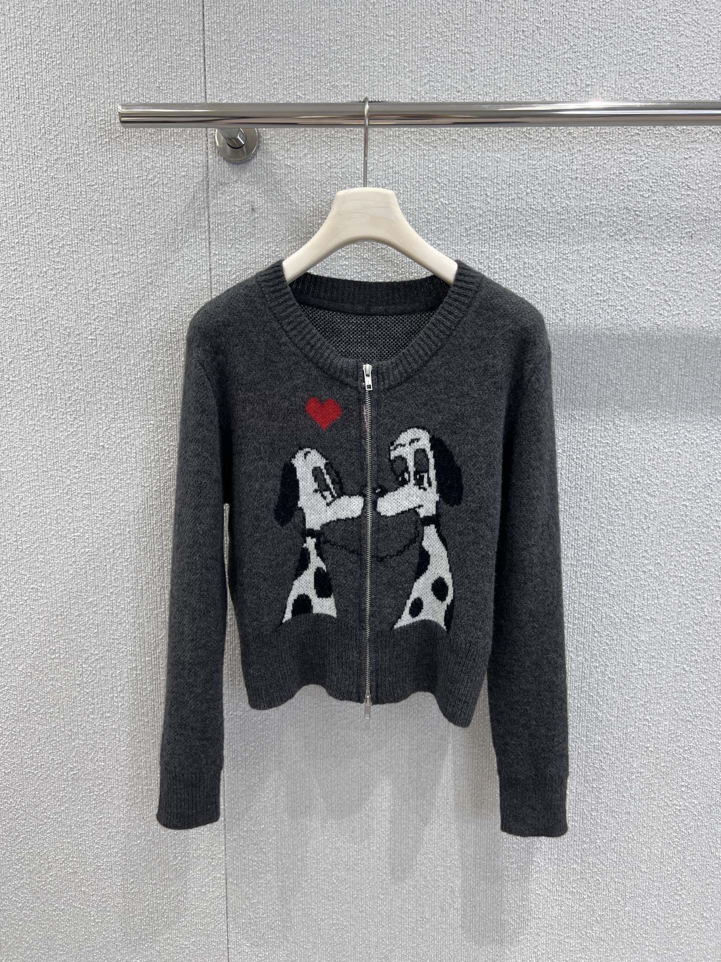 NO:496380,Support replacement Carne Bollente 25Fw early autumn new model cartoon gray puppy zipper knitted cardigan | Exclusive high-end production!  With dark gray as the background, two cute spotted dog patterns on the front, black and white contrasting colors are vivid and playful, instantly illuminating the early autumn style. It uses soft and skin-friendly knitted fabric, which combines comfort and texture. The zippered cardigan is designed to be convenient and practical, and the ribbed neckline, cuffs and hem enhance the casual and lazy atmosphere. The short style is neat and slim, and can be easily matched with inner and bottoms to create a casual and personalized daily style. It is an eye-catching item in the early autumn wardrobe that is both cute and practical. S/M/L real-life details pictures are available in stock, alexander wang19860909支持换款 Carne Bollente 25Fw早秋新款 卡通灰色小狗拉链针织开衫丨独家高版出品！以深灰色为底色,正面提花两只萌趣斑点狗图案,黑白撞色鲜活俏皮,瞬间点亮早秋造型.采用柔软亲肤的针织面料,兼具舒适与质感,拉链开衫设计便捷实穿,罗纹领口、袖口与下摆强化休闲慵懒氛围.短款版型利落显瘦,可轻松搭配内搭与下装,打造随性又不失个性的日常风格,是早秋衣橱中兼具可爱与实穿性的吸睛单品.现货发售S/M/L实拍细节图,,alexander wang,Women's clothing