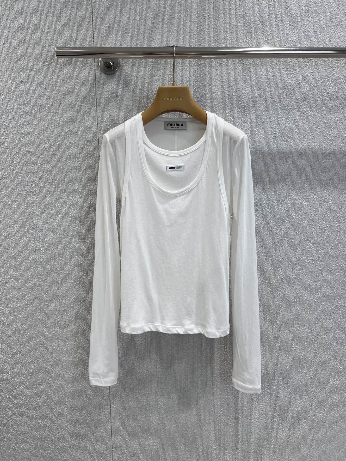 NO:498075,Support replacement Miumi* 25Fw autumn and winter new model, micro-label fake two-piece long-sleeved T-shirt | Exclusive high-end product!  Simplicity, fashionable scheming, high-quality cotton fabric, soft and skin-friendly, excellent breathability, and a micro-slim fit style. Whether it is daily travel, shopping, date, or commuting, this Miu fake two-piece long-sleeved T-shirt can be easily adapted, adding a touch of exquisiteness and fashion to your outfit, and is an indispensable versatile item in the wardrobe. S/M/L real-life details pictures, miumiu,tees, t-shirt, alexander wang19860909支持换款 Miumi* 25Fw秋冬新款 微标假两件长袖T恤丨独家高版出品！简约中的时髦心机,高品质的棉质面料,柔软亲肤,透气性极佳,微修身版型,无论是日常出行、逛街约会,还是通勤办公,这件Miu假两件长袖T恤都能轻松适配,为你的穿搭增添一份精致与时尚,是衣橱中不可或缺的百搭单品.现货发售S/M/L实拍细节图,,miumiu,tees，t-shirt,alexander wang,Women's clothing