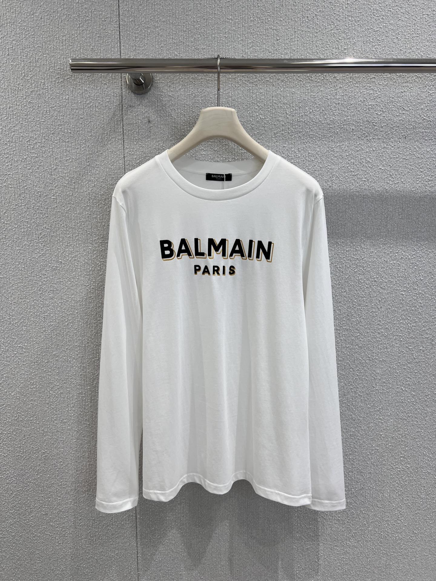 NO:498135,Support replacement Balm*in 25Fw early autumn new style letter flocking printed round neck long-sleeved T-shirt | Exclusive high-end production!  Classic brand letter printing, simple and high-end. The black model is cool and stylish, and it is outstanding with light-colored bottoms; the white model is clean and refreshing, and it combines with printed pants, which is full of fashion sense. Whether it is single or inner wear, it is very suitable, and it is easy to create different styles. S/M/L real-life details pictures are available in stock, balmain, tees, t-shirt, alexander wang19860909支持换款 Balm*in 25Fw早秋新款 字母植绒印花圆领长袖T恤丨独家高版出品！经典的品牌字母印花,简约又高级.黑色款酷飒有型,搭配浅色下装很出挑；白色款干净清爽,和带有印花的裤子组合,时尚感拉满～不管是单穿还是内搭,都很合适,轻松打造出不同风格～现货发售S/M/L实拍细节图,,balmain,tees，t-shirt,alexander wang,Women's clothing