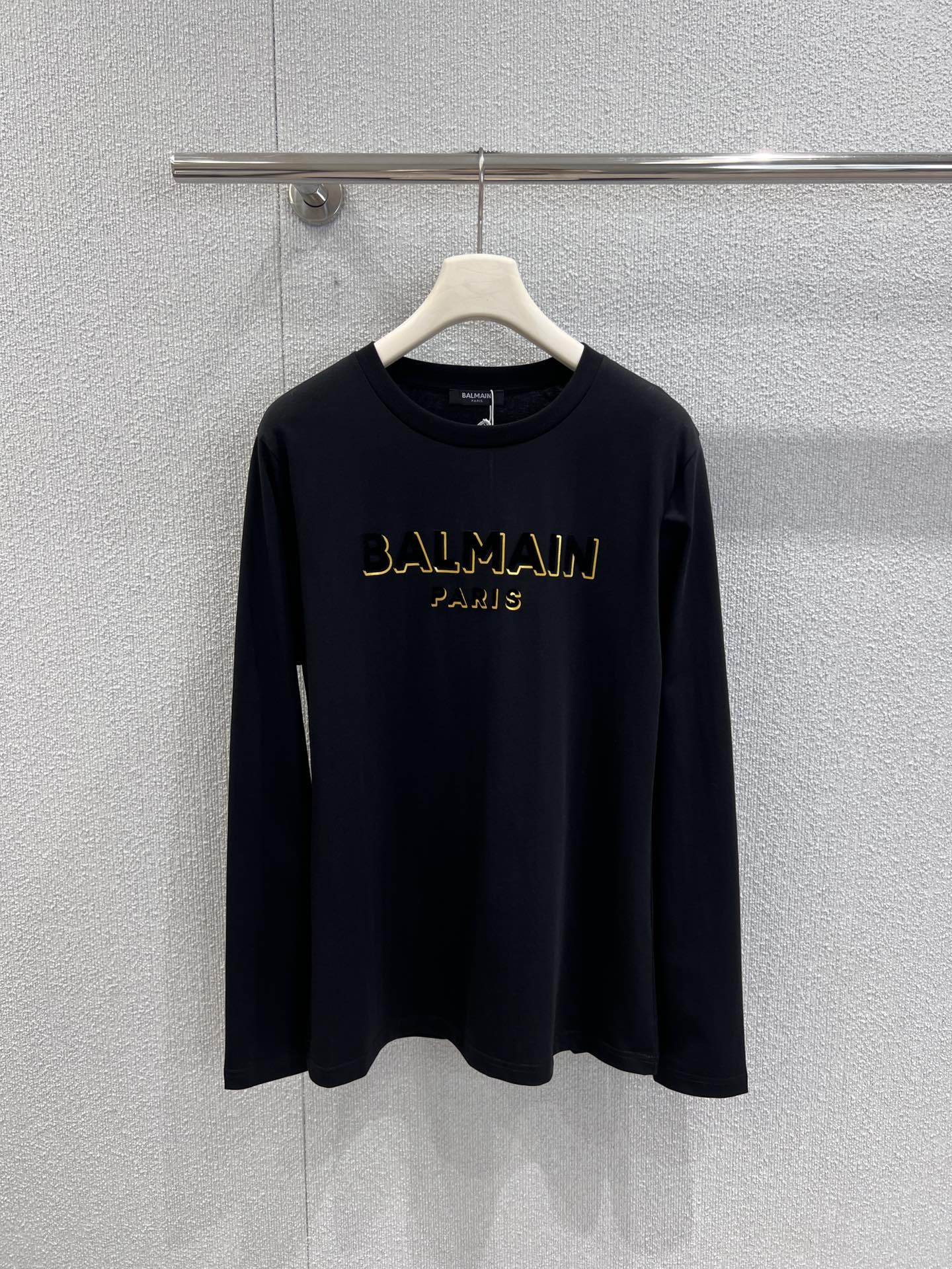 NO:498106,Support replacement Balm*in 25Fw early autumn new style letter flocking printed round neck long-sleeved T-shirt | Exclusive high-end production!  Classic brand letter printing, simple and high-end. The black model is cool and stylish, and it is outstanding with light-colored bottoms; the white model is clean and refreshing, and it combines with printed pants, which is full of fashion sense. Whether it is single or inner wear, it is very suitable, and it is easy to create different styles. S/M/L real-life details pictures are available in stock, balmain, tees, t-shirt, alexander wang19860909支持换款 Balm*in 25Fw早秋新款 字母植绒印花圆领长袖T恤丨独家高版出品！经典的品牌字母印花,简约又高级.黑色款酷飒有型,搭配浅色下装很出挑；白色款干净清爽,和带有印花的裤子组合,时尚感拉满～不管是单穿还是内搭,都很合适,轻松打造出不同风格～现货发售S/M/L实拍细节图,,balmain,tees，t-shirt,alexander wang,Women's clothing