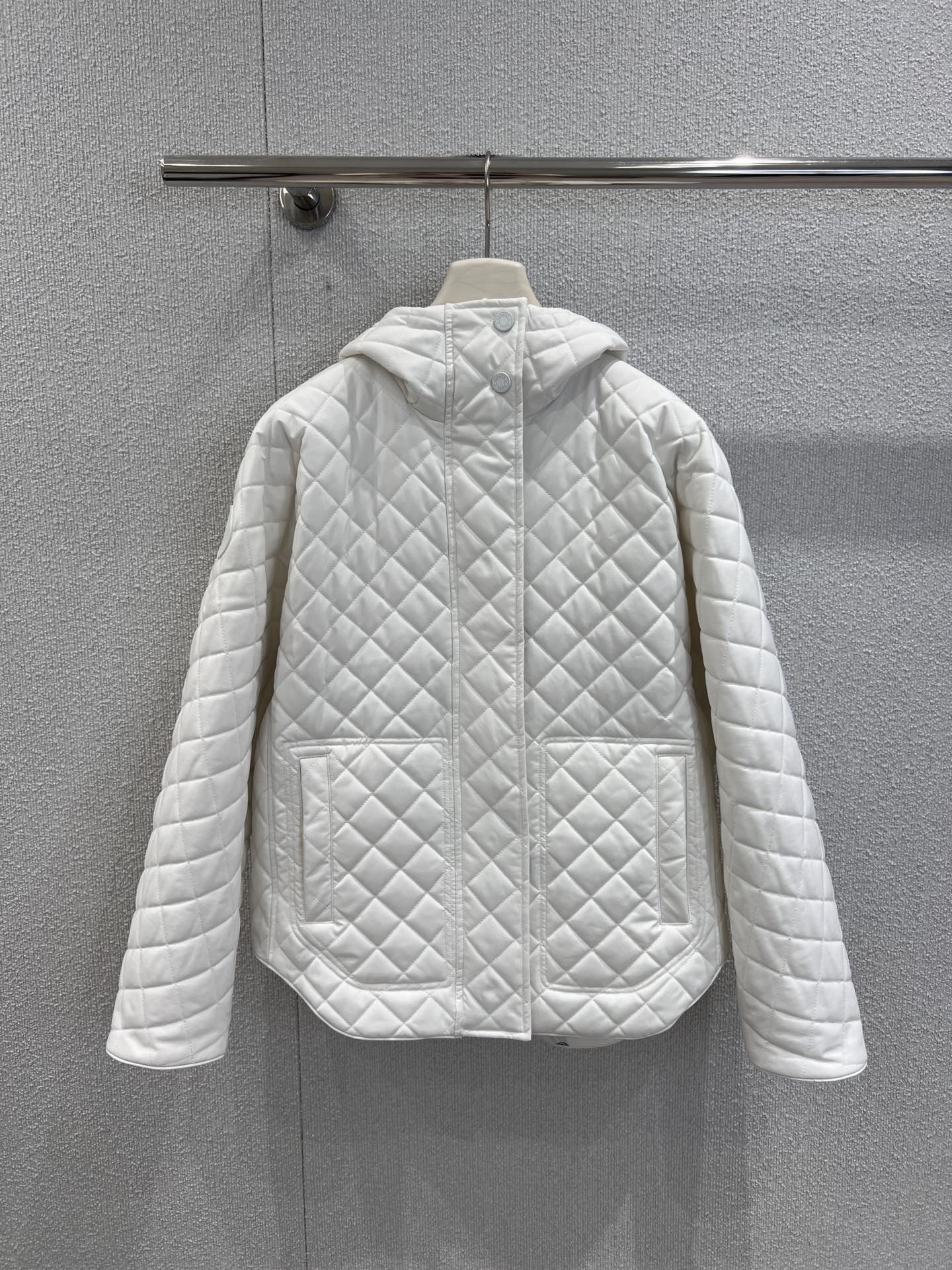 NO:496404,Support replacement Hermè* 25Fw autumn and winter new style The most popular double-sided hooded cotton jacket丨Exclusive yb development!  High-end production!  On one side, it has a creamy white waterproof nylon base, and the full hand-painted 'O'-shaped pig nose buckle pattern is casually laid out like sketches, deconstructing the brand's classic hardware into street art; on the other side, it has diamond quilting texture, and the three-dimensional car line replicates the leather stitching process of Hermès Workshop. The cotton filling is as light as a cloud but has excellent temperature locking. On one side, it is urban graffiti full of artistic sense, and on the other side, the low-key and luxurious diamond warmth, this cotton jacket has become a 'style transformer' recommendation for crossing scenes in the early autumn wardrobe!  S/M/L real photos of details of spot sale, hermes, hermes, jackets & coats, hats, alexander wang19860909支持换款 Hermè* 25Fw秋冬新款 最火的双面穿连帽棉服外套丨独家yb开发！高版出品！一面是奶油白防水尼龙基底,满幅手绘风“O”形猪鼻扣图案如速写般随性铺陈,将品牌经典硬件解构为街头艺术；另一面是菱格绗缝肌理,立体车线复刻爱马仕工坊的皮革缝线工艺,棉填充轻盈如云朵却锁温性极佳.当一面是艺术感满格的都市涂鸦,另一面是低调奢华的菱格暖意,这件棉服便成了早秋衣橱里跨越场景的“风格变压器”推荐！现货发售S/M/L实拍细节图,,hermes,hermes,jackets & coats,hats,alexander wang,Women's clothing