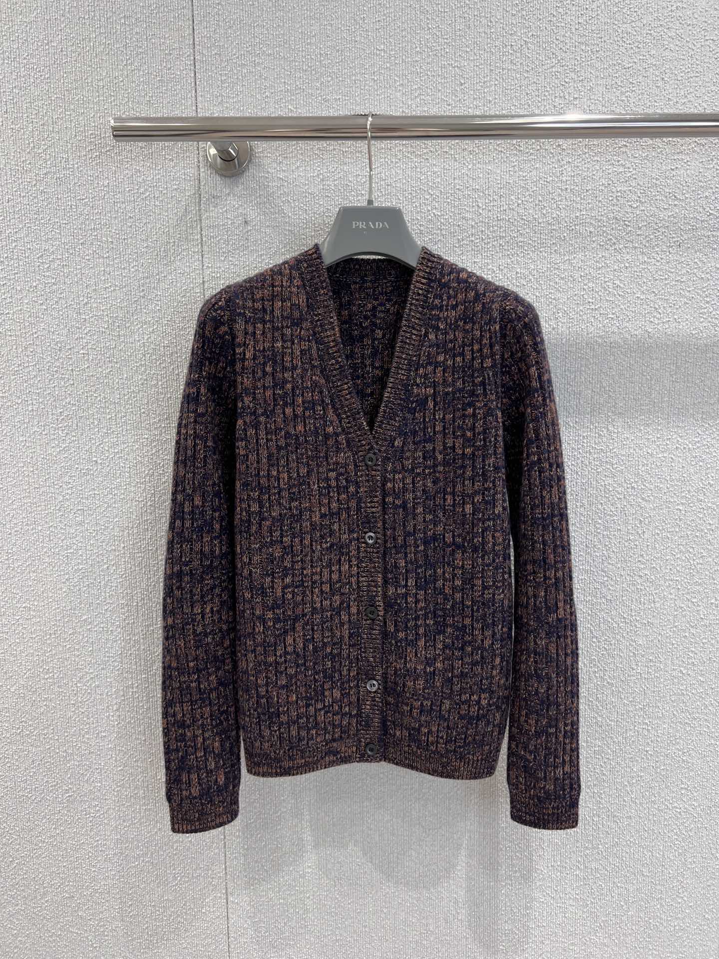 NO:499240,Support replacement Prad* 25Fw autumn and winter new style retro V-neck knitted cardigan丨Exclusive yb development!  High-end production!  The retro and delicate tone changes of fixed spinning yarn cashmere wool blend add vitality to this cardigan. Cashmere wool gives the silhouette structure and layered rib knit adds rich details, and decorates the three-dimensional and crispy version without losing its softness. The upper body looks slim and high-end!  Whether it is commuting or going out on the street every day, you can show a unique fashion taste ~ S/M/L real-life detailed pictures on sale, prada, alexander wang19860909支持换款 Prad* 25Fw秋冬新款 复古V领针织开衫丨独家yb开发！高版出品！定纺纱线羊绒羊毛混纺复古细腻的色调变化为这款开衫增添活力.羊绒羊毛赋予廓形结构和层次感罗纹针织增添丰富细节,并以三角形徽标装饰版型立体挺括不失柔软 上身显瘦高级！不管是通勤还是日常出街,都能展现出独特的时尚品味～现货发售S/M/L实拍细节图,,prada,alexander wang,Women's clothing