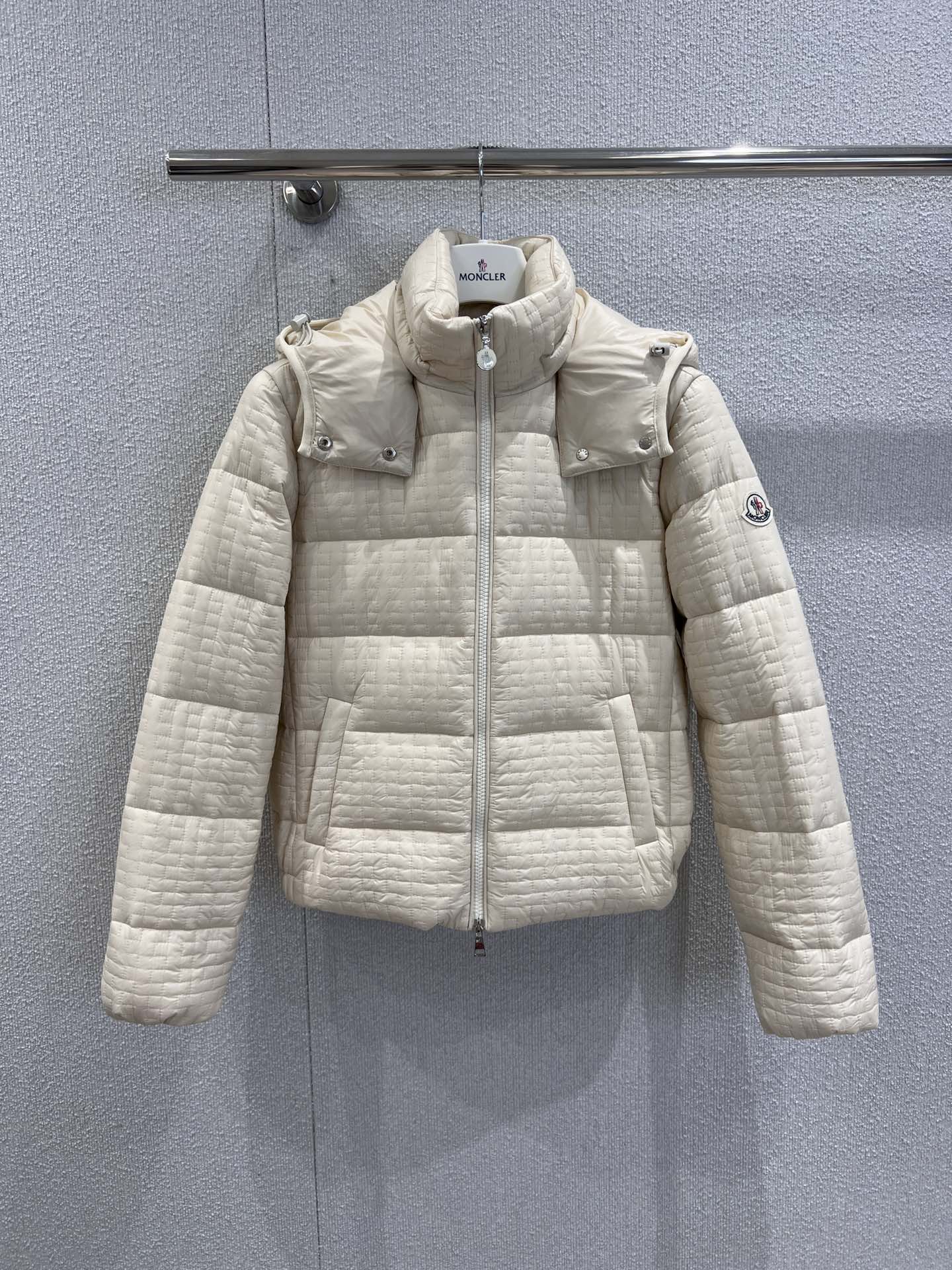 NO:496349,With dust bag Moncler 25Fw autumn and winter new style, waffle geometric quilted hooded short down jacket | Exclusive yb development!  High-end production!  The unique quilted texture is not only a reflection of the design ingenuity, but also enhances the three-dimensional and layered sense of clothing. It is equipped with a detachable hood to meet different outfits and scene needs. The stand-up collar design provides additional warm protection for the neck. The zipper is smooth, and the pockets on both sides are practical and beautiful, making it convenient to place small objects. High-quality down filling is selected, light but can bring excellent warmth, allowing you to keep comfortable and warm in the cold season and easily cope with various occasions. It is a winter outfit weapon that combines fashion and practicality. S/M/L real-time details pictures are available in stock, down jacket, hats, alexander wang19860909配防尘袋Moncler 25Fw秋冬新款 华夫格几何绗缝连帽短款羽绒服丨独家yb开发！高版出品！独特的绗缝纹理,不仅是设计巧思的体现,更增强了衣物的立体感与层次感.配备可拆卸连帽,满足不同穿搭与场景需求,立领设计则为颈部提供额外温暖防护.拉链开合顺滑,两侧口袋实用又美观,方便放置小物件.甄选优质羽绒填充,轻盈却能带来出色保暖效果,让你在寒冷时节也能保持舒适温暖,轻松应对各种场合,是时尚与实用兼具的冬日穿搭利器.现货发售S/M/L实拍细节图,,down jacket,hats,alexander wang,Women's clothing