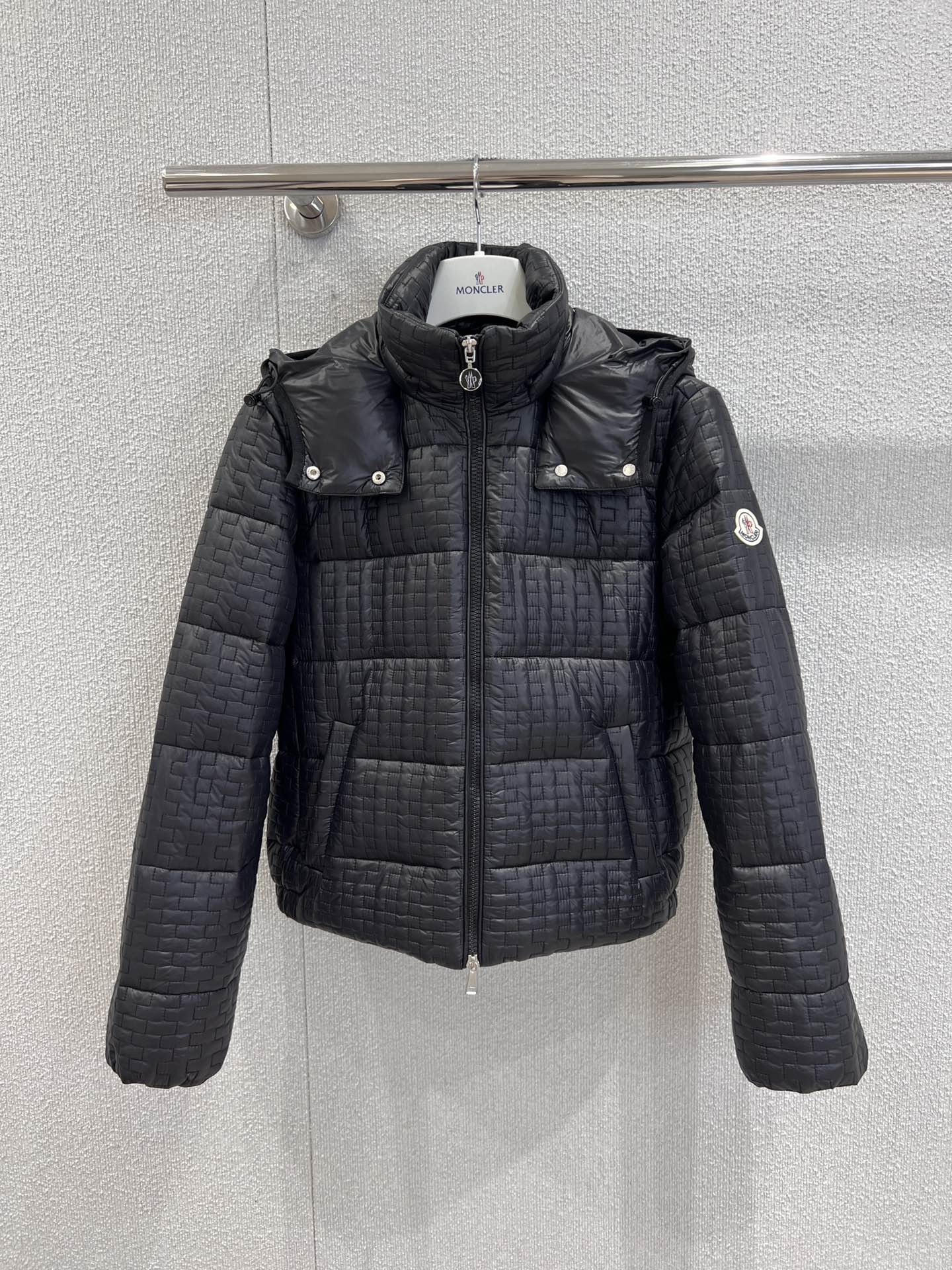 NO:496361,With dust bag Moncler 25Fw autumn and winter new style waffle geometric quilted hooded short down jacket | Exclusive yb development!  High-end production!  The unique quilted texture is not only a reflection of the design ingenuity, but also enhances the three-dimensional and layered sense of clothing. It is equipped with a detachable hood to meet different outfits and scene needs. The stand-up collar design provides additional warm protection for the neck. The zipper is smooth, and the pockets on both sides are practical and beautiful, making it convenient to place small objects. High-quality down filling is selected, light but can bring excellent warmth, allowing you to keep comfortable and warm in the cold season and easily cope with various occasions. It is a winter outfit weapon that combines fashion and practicality. S/M/L real-time details pictures are available in stock, down jacket, hats, alexander wang19860909配防尘袋 Moncler 25Fw秋冬新款 华夫格几何绗缝连帽短款羽绒服丨独家yb开发！高版出品！独特的绗缝纹理,不仅是设计巧思的体现,更增强了衣物的立体感与层次感.配备可拆卸连帽,满足不同穿搭与场景需求,立领设计则为颈部提供额外温暖防护.拉链开合顺滑,两侧口袋实用又美观,方便放置小物件.甄选优质羽绒填充,轻盈却能带来出色保暖效果,让你在寒冷时节也能保持舒适温暖,轻松应对各种场合,是时尚与实用兼具的冬日穿搭利器.现货发售S/M/L实拍细节图,,down jacket,hats,alexander wang,Women's clothing