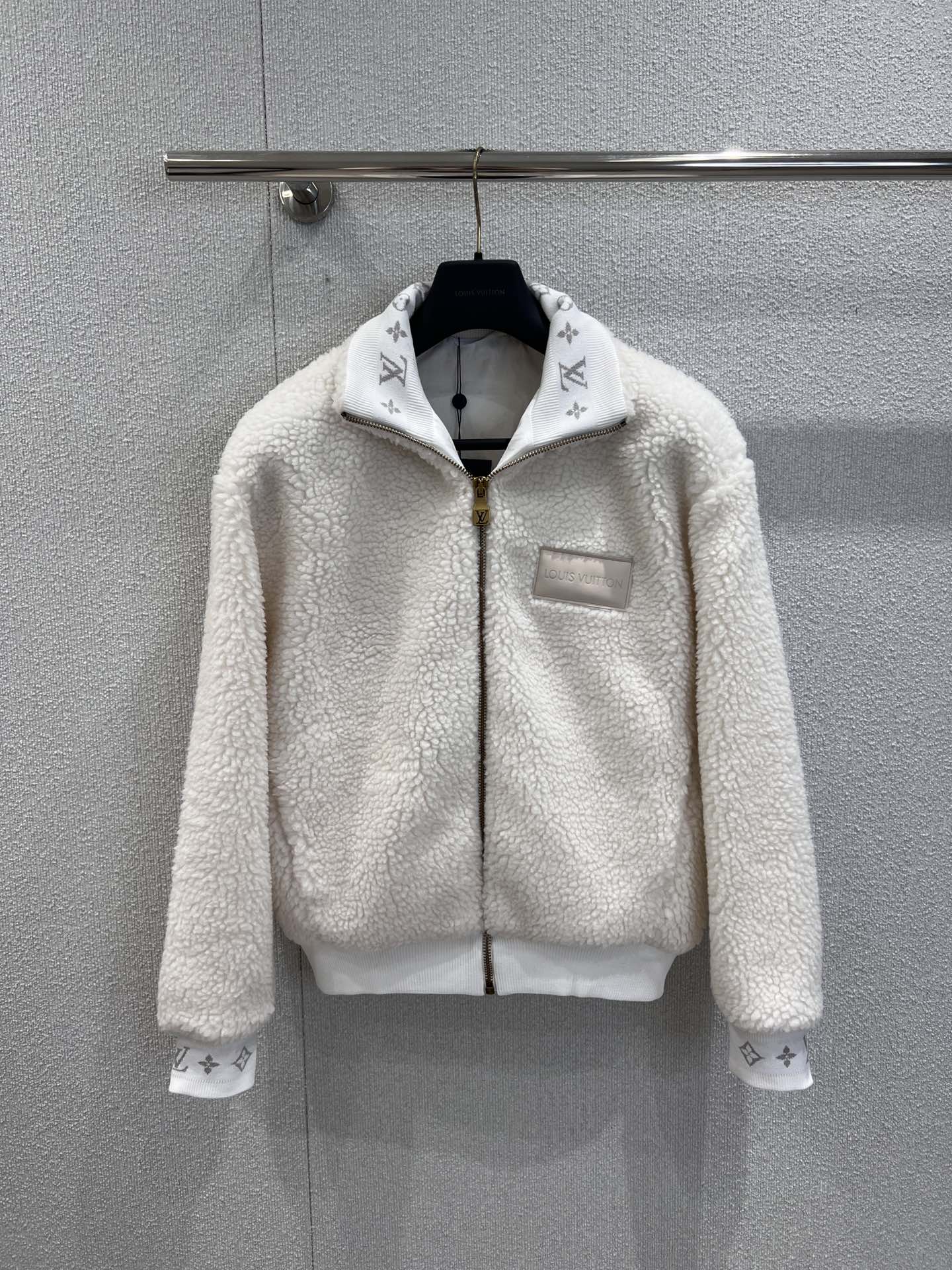 NO:498105,Support replacement Louis Vuitto*25Fw autumn and winter new style, threaded stand-alone collar pellet fleece jacket | Exclusive yb development!  High-end production!  Red Book’s super hot fur coat is eye-catching, with a very beautiful look, custom logo leather brand decoration on the chest, custom contrasting logo thread design, loose and slimming, high-micro Gaoke’s lamb velvet grain texture, super moisturizing and age-reducing, windproof and warmer, and strongly recommended to keep your own style!  S/M/L real photos of details of spot sale, louis vuitton, jackets & coats, alexander wang19860909支持换款 Louis Vuitto*25Fw秋冬新款 螺纹立领颗粒绒外套丨独家yb开发！高版出品！红书超级超级火爆的毛毛外套 吸睛感超赞 胸前定制的logo皮牌装饰 定制撞色logo螺纹设计 版型宽松显瘦 高密高克的羊羔绒颗粒质感 上身超超保湿又减龄 防风保暖更加温暖 强烈推荐自留款！现货发售S/M/L实拍细节图,,louis vuitton,jackets & coats,alexander wang,Women's clothing