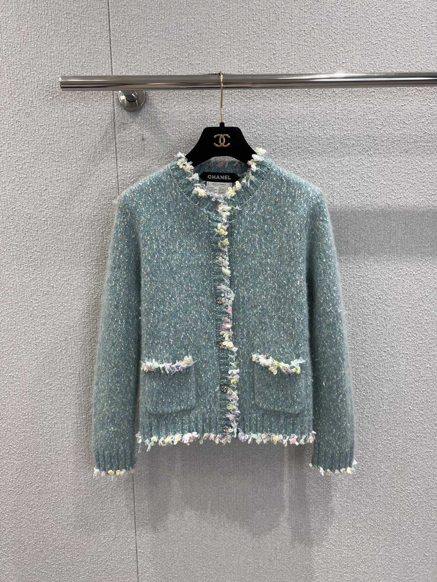 NO:498142,Support for replacement Chane* 25B high-end handicraft workshop series new style light blue round neck knitted cardigan丨Exclusive high-end production!  The gentle macaron color has a fresh feel, the body is decorated with colorful breasts and exquisite buttons, and the details are full of texture. Paired with white flower shorts, it is sweet and lively, and it can easily create an elegant French atmosphere. It is a very eye-catching match in spring and summer. S/M/L real-life details pictures are available in stock, chanel, shorts, alexander wang19860909支持换款 Chane* 25B高级手工坊系列新款 浅蓝色圆领针织开衫丨独家高版出品！温柔的马卡龙色调,自带清新感,衣身点缀着彩色毛边和精致纽扣,细节满满超有质感.搭配白色小花短裤,甜美又灵动,轻松穿出优雅的法式氛围,是春夏季节很亮眼的搭配～现货发售S/M/L实拍细节图,,chanel,shorts,alexander wang,Women's clothing