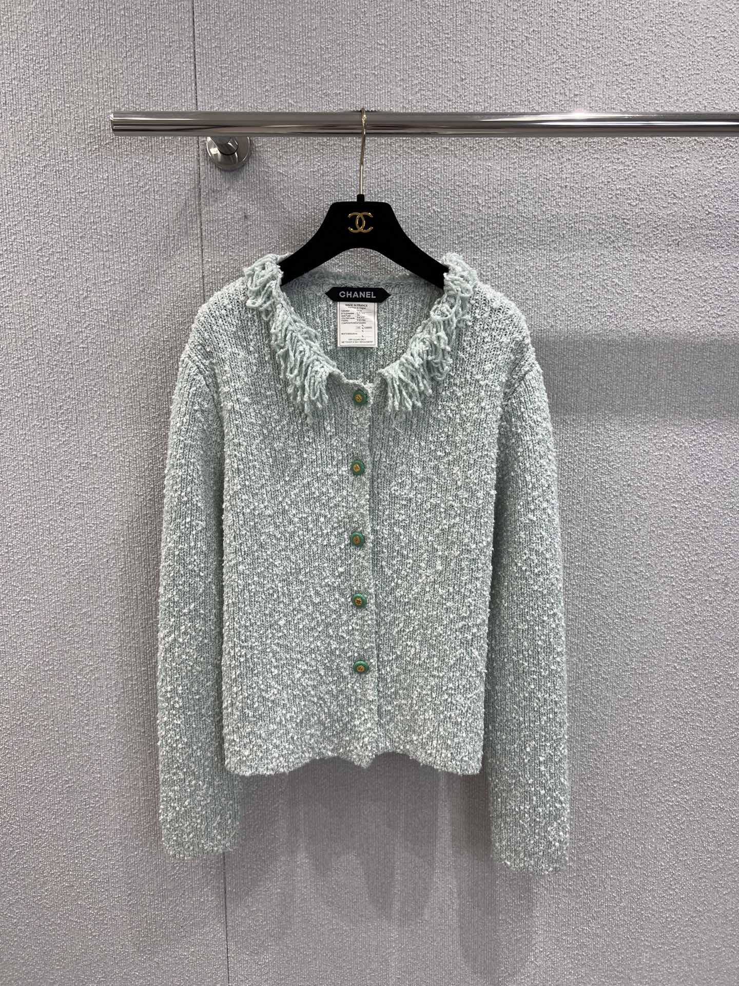 NO:499228,Support for replacement Chane* 25B high-end handicraft workshop series new style tassel collar dopamine knitted cardigan丨Exclusive high-end production!  This cardigan is too sweet~ The gentle pink tone, with exquisite buttons and neckline burrs, is full of details, and the knitted texture is delicate and textured. Paired with white pants, it is fresh and age-reducing, and it is a sweet girl style. It is like wearing the tenderness of spring on your body~ S/M/L real-life details pictures are on sale, chanel, alexander wang19860909支持换款 Chane* 25B高级手工坊系列新款 流苏领多巴胺针织开衫丨独家高版出品！这开衫也太甜啦～温柔的粉调,加上精致的纽扣和领口毛边设计,细节感满满,针织纹理细腻又有质感.搭配白色裤子,清新又减龄,妥妥的甜妹风,穿上就像把春日的温柔都穿在身上啦～现货发售S/M/L实拍细节图,,chanel,alexander wang,Women's clothing