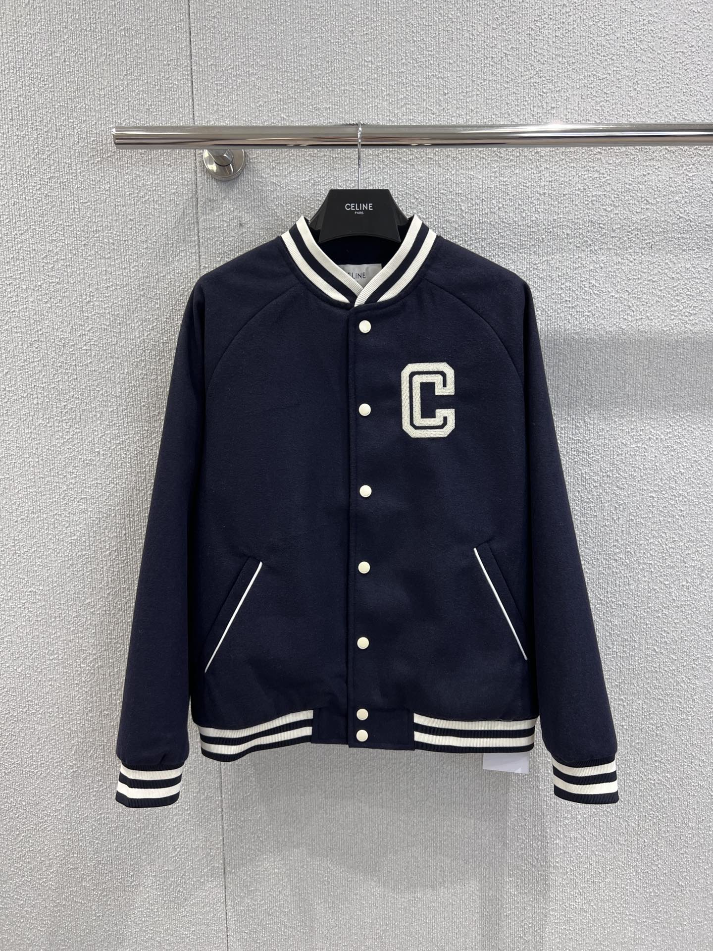 NO:498069,Support for replacement Celin* 25Fw autumn and winter new style, letter embroidered casual jacket, baseball uniform jacket | Exclusive high-end production!  This jacket is made of wool-blend fabric. The front letters are embroidered with brand logo letters and carved letters. Slides snap buckles and hem cuffs are used in the back. The style is casual and versatile. The same style for men and women. S/M/L/XL is available in stock. Real details, celine, jackets & coats, jackets & coats, alexander wang19860909支持换款 Celin* 25Fw秋冬新款 字母刺绣休闲夹克棒球服外套丨独家高版出品！这款夹克采用羊毛混纺面料制作而成,夹克正面字母刺绣贴标 ,后背饰有品牌徽标标志字母 雕刻字母按扣开合 ,螺纹领口下摆袖口,款式休闲百搭.男女同款 现货发售S/M/L/XL实拍细节图,,celine,jackets & coats,jackets & coats,alexander wang,Women's clothing