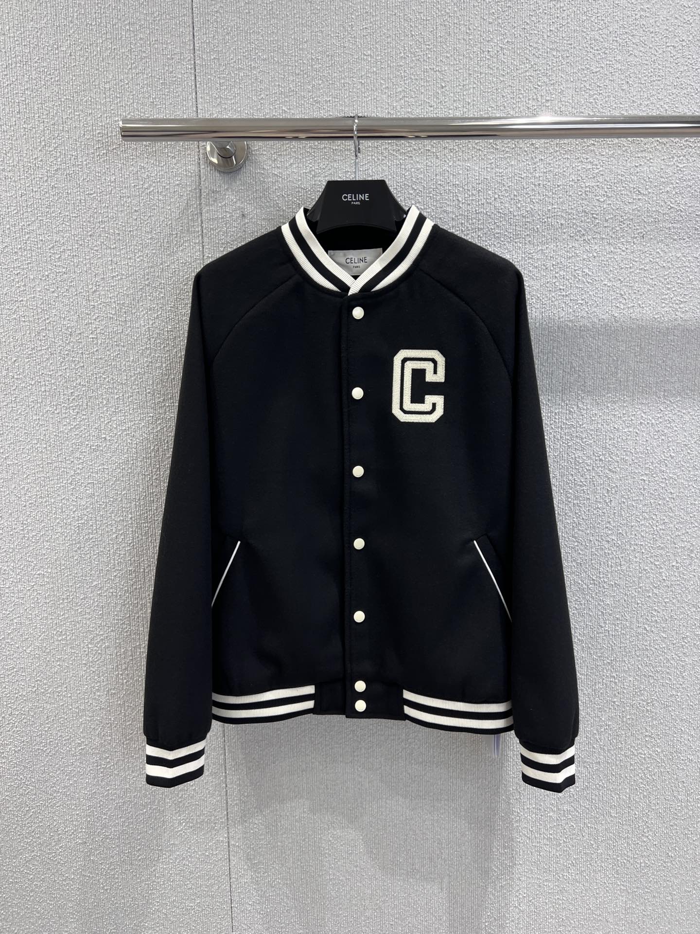 NO:498059,aSupport change Celin* 25Fw autumn and winter new style, letter embroidered casual jacket, baseball uniform jacket丨Exclusive high-end production!  This jacket is made of wool-blend fabric. The front letters are embroidered with labels on the front of the jacket, and the back is decorated with brand logo letters. Carved letters snap buckles, threaded neckline hem cuffs, and the style is casual and versatile. The same style for men and women. S/M/L/XL real-life details, celine, jackets & coats, jackets & coats, alexander wang19860909a支持换款 Celin* 25Fw秋冬新款 字母刺绣休闲夹克棒球服外套丨独家高版出品！这款夹克采用羊毛混纺面料制作而成,夹克正面字母刺绣贴标 ,后背饰有品牌徽标标志字母 雕刻字母按扣开合 ,螺纹领口下摆袖口,款式休闲百搭.男女同款 现货发售S/M/L/XL实拍细节图,,celine,jackets & coats,jackets & coats,alexander wang,Women's clothing