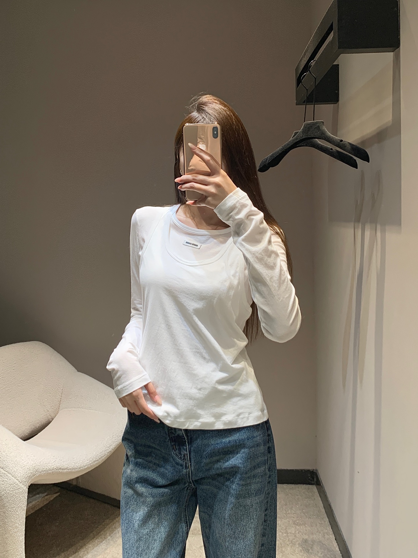 NO:498081,Miumi* 25Fw autumn and winter new style, micro-label fake two-piece long-sleeved T-shirt丨Exclusive high-end production!  Simplicity, fashionable scheming, high-quality cotton fabric, soft and skin-friendly, excellent breathability, and a micro-slim fit style. Whether it is daily travel, shopping, date, or commuting, this Miu fake two-piece long-sleeved T-shirt can be easily adapted, adding a touch of exquisiteness and fashion to your outfit, and is an indispensable versatile item in the wardrobe. S/M/L is available in stock, miumiu,tees, t-shirt, alexander wang19860909Miumi* 25Fw秋冬新款 微标假两件长袖T恤丨独家高版出品！简约中的时髦心机,高品质的棉质面料,柔软亲肤,透气性极佳,微修身版型,无论是日常出行、逛街约会,还是通勤办公,这件Miu假两件长袖T恤都能轻松适配,为你的穿搭增添一份精致与时尚,是衣橱中不可或缺的百搭单品.现货发售S/M/L,,miumiu,tees，t-shirt,alexander wang,Women's clothing