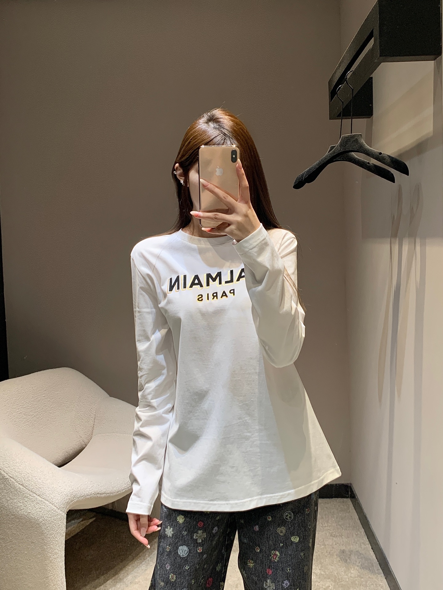 NO:498103,Balm*in 25Fw early autumn new style letter flocking printed round neck long-sleeved T-shirt丨Exclusive high-end production!  Classic brand letter printing, simple and high-end. The black model is cool and stylish, and it is outstanding with light-colored bottoms; the white model is clean and refreshing, and it combines with printed pants, which is full of fashion sense. Whether it is single or inner wear, it is very suitable, and it is easy to create different styles. S/M/L is available in stock, balmain, tees, t-shirt, alexander wang19860909Balm*in 25Fw早秋新款 字母植绒印花圆领长袖T恤丨独家高版出品！经典的品牌字母印花,简约又高级.黑色款酷飒有型,搭配浅色下装很出挑；白色款干净清爽,和带有印花的裤子组合,时尚感拉满～不管是单穿还是内搭,都很合适,轻松打造出不同风格～现货发售S/M/L,,balmain,tees，t-shirt,alexander wang,Women's clothing