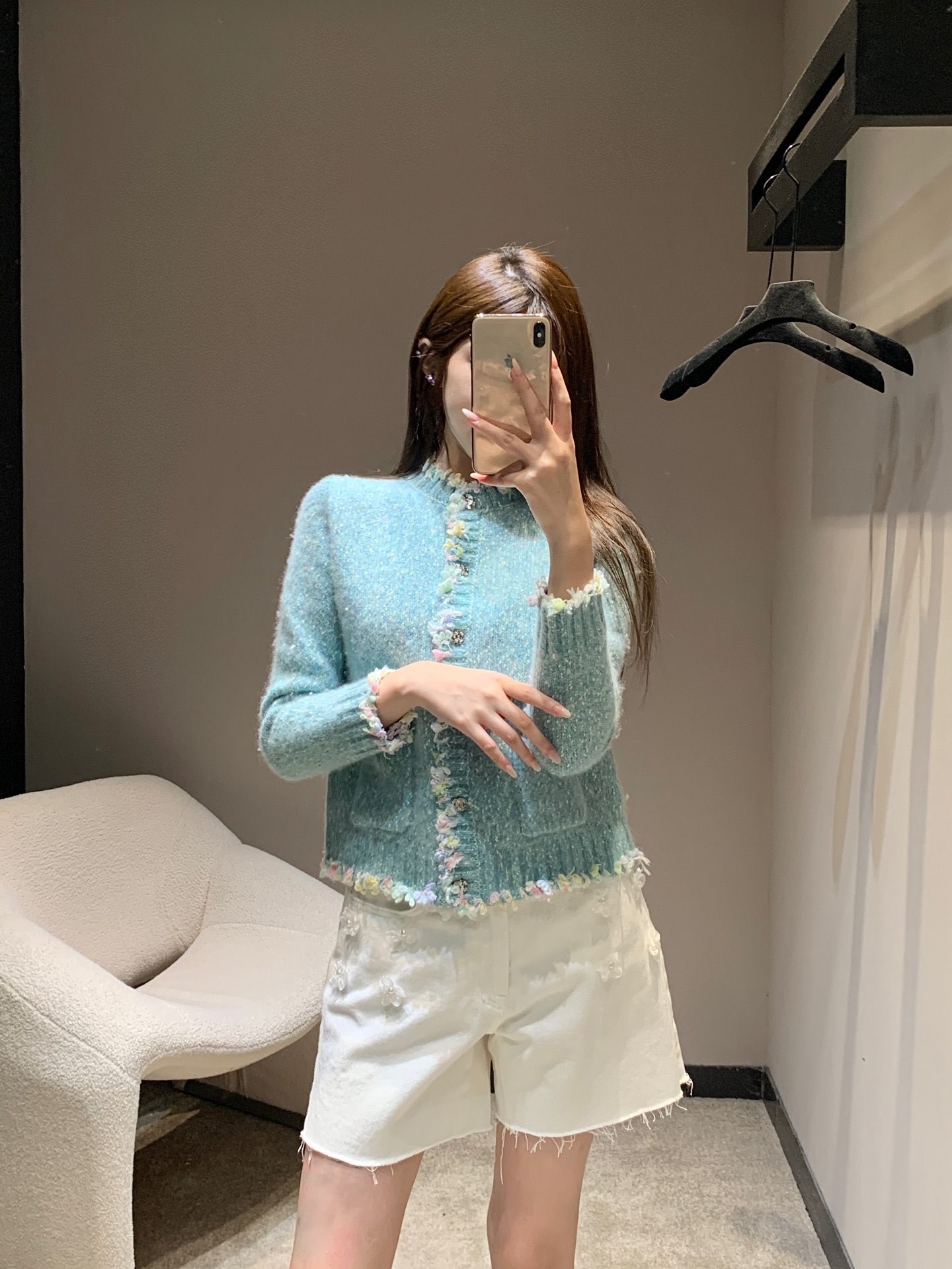 NO:498147,Chane* 25B high-end handicraft workshop series new style light blue round neck knitted cardigan丨Exclusive high-end production!  The gentle macaron color has a fresh feel, the body is decorated with colorful breasts and exquisite buttons, and the details are full of texture. Paired with white flower shorts, it is sweet and lively, and it can easily create an elegant French atmosphere. It is a very eye-catching match in spring and summer. S/M/L is available in stock, chanel, shorts, alexander wang19860909Chane* 25B高级手工坊系列新款 浅蓝色圆领针织开衫丨独家高版出品！温柔的马卡龙色调,自带清新感,衣身点缀着彩色毛边和精致纽扣,细节满满超有质感.搭配白色小花短裤,甜美又灵动,轻松穿出优雅的法式氛围,是春夏季节很亮眼的搭配～现货发售S/M/L,,chanel,shorts,alexander wang,Women's clothing