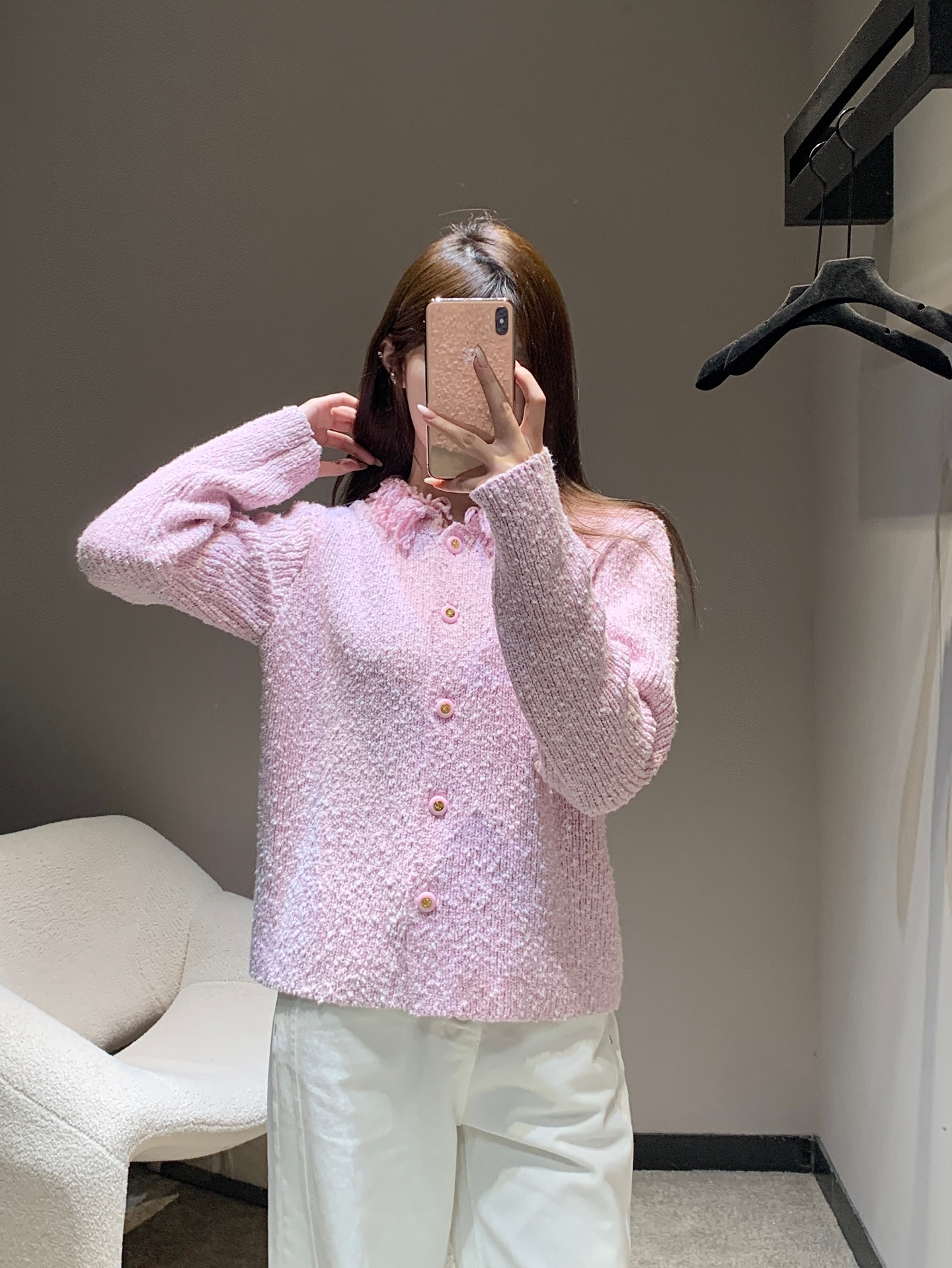 NO:499223,Chane* 25B high-end handicraft workshop series new style tassel collar dopamine knitted cardigan丨Exclusive high-end production!  This cardigan is too sweet~ The gentle pink tone, with exquisite buttons and neckline burrs, is full of details, and the knitted texture is delicate and textured. Paired with white pants, it is fresh and age-reducing, and it is a sweet girl style. It is like wearing the tenderness of spring on your body~S/M/L, chanel, alexander wang19860909Chane* 25B高级手工坊系列新款 流苏领多巴胺针织开衫丨独家高版出品！这开衫也太甜啦～温柔的粉调,加上精致的纽扣和领口毛边设计,细节感满满,针织纹理细腻又有质感.搭配白色裤子,清新又减龄,妥妥的甜妹风,穿上就像把春日的温柔都穿在身上啦～现货发售S/M/L,,chanel,alexander wang,Women's clothing