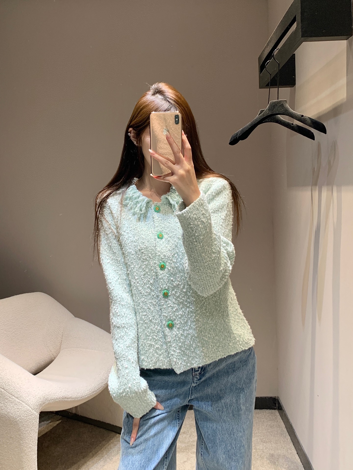 NO:499234,Chane* 25B high-end handicraft workshop series new style tassel collar dopamine knitted cardigan丨Exclusive high-end production!  This cardigan is too sweet~ The gentle pink tone, with exquisite buttons and neckline burrs, is full of details, and the knitted texture is delicate and textured. Paired with white pants, it is fresh and age-reducing, and it is a sweet girl style. It is like wearing the tenderness of spring on your body~S/M/L, chanel, alexander wang19860909Chane* 25B高级手工坊系列新款 流苏领多巴胺针织开衫丨独家高版出品！这开衫也太甜啦～温柔的粉调,加上精致的纽扣和领口毛边设计,细节感满满,针织纹理细腻又有质感.搭配白色裤子,清新又减龄,妥妥的甜妹风,穿上就像把春日的温柔都穿在身上啦～现货发售S/M/L,,chanel,alexander wang,Women's clothing