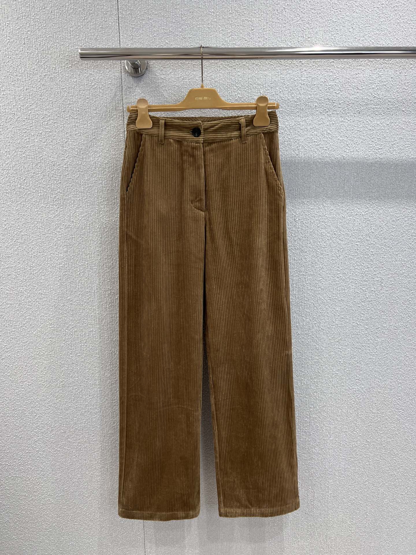 NO:498126,Support replacement Miumi* 25Fw autumn and winter new style, patch embroidered corduroy straight trousers丨Exclusive high-end product!  It's so suitable for autumn and winter ~ The soft corduroy fabric has a delicate vertical stripe texture, the high waist design is paired with a loose straight-tube style, which not only covers the flesh but also shows long legs, full of drape ~ Warm khaki brown is gentle and versatile, with a white top and white shoes, casual and high-end, it is a real wearable item in the autumn and winter wardrobe ~ S/M/L real-life details pictures, miumiu, alexander wang19860909支持换款 Miumi* 25Fw秋冬新款 贴布绣灯芯绒直筒长裤丨独家高版出品！太适合秋冬啦～柔软的灯芯绒面料带着细腻的竖条纹肌理,高腰设计搭配宽松直筒版型,既遮肉又显腿长,垂坠感满分～暖调卡其棕温柔又百搭,配白上衣和小白鞋,休闲中透着高级感,是秋冬衣橱里的实穿王炸单品～现货发售S/M/L实拍细节图,,miumiu,alexander wang,Women's clothing