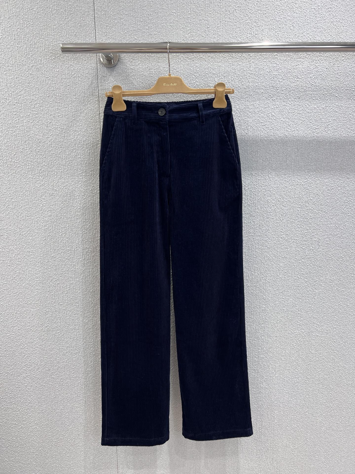 NO:498134,Support replacement Miumi* 25Fw autumn and winter new style, patch embroidered corduroy straight trousers丨Exclusive high-end production!  It's so suitable for autumn and winter ~ The soft corduroy fabric has a delicate vertical stripe texture, the high waist design is paired with a loose straight-tube style, which not only covers the flesh but also shows long legs, full of drape ~ Warm khaki brown is gentle and versatile, with a white top and white shoes, casual and high-end, it is a real wearable item in the autumn and winter wardrobe ~ S/M/L real-life details pictures, miumiu, alexander wang19860909支持换款 Miumi* 25Fw秋冬新款 贴布绣灯芯绒直筒长裤丨独家高版出品！太适合秋冬啦～柔软的灯芯绒面料带着细腻的竖条纹肌理,高腰设计搭配宽松直筒版型,既遮肉又显腿长,垂坠感满分～暖调卡其棕温柔又百搭,配白上衣和小白鞋,休闲中透着高级感,是秋冬衣橱里的实穿王炸单品～现货发售S/M/L实拍细节图,,miumiu,alexander wang,Women's clothing