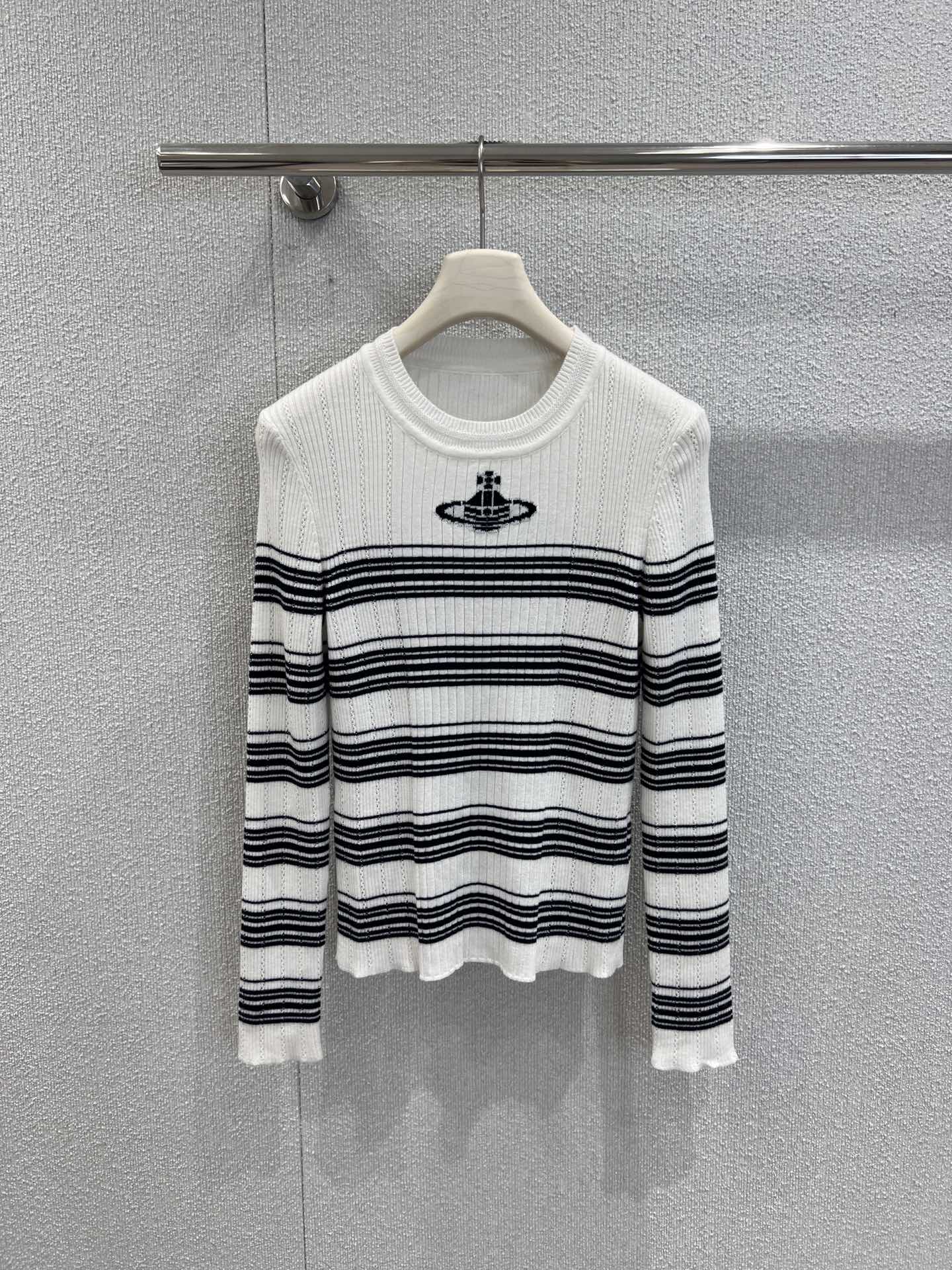 NO:498110,Support replacement Vivienne Westw*od 25Fw early autumn new Saturn jacquard striped knit top | Exclusive high-end production!  Classic black and white stripes, plus the iconic Saturn jacquard, retro and recognizable ~ The slim fit style shows off the figure, it is suitable for pairing with skirts or pants, and it is easy to wear to create a fashionable feel. It is an indispensable versatile item in the wardrobe~ S/M/L real-life detailed pictures on sale, skirts, alexander wang19860909支持换款 Vivienne Westw*od 25Fw早秋新款 土星提花条纹针织上衣丨独家高版出品！经典的黑白条纹,加上标志性的土星提花,复古又有辨识度～修身的版型很显身材,搭配裙子或者裤子都很合适,轻松穿出时髦感,是衣柜里少不了的百搭单品～现货发售S/M/L实拍细节图,,skirts,alexander wang,Women's clothing