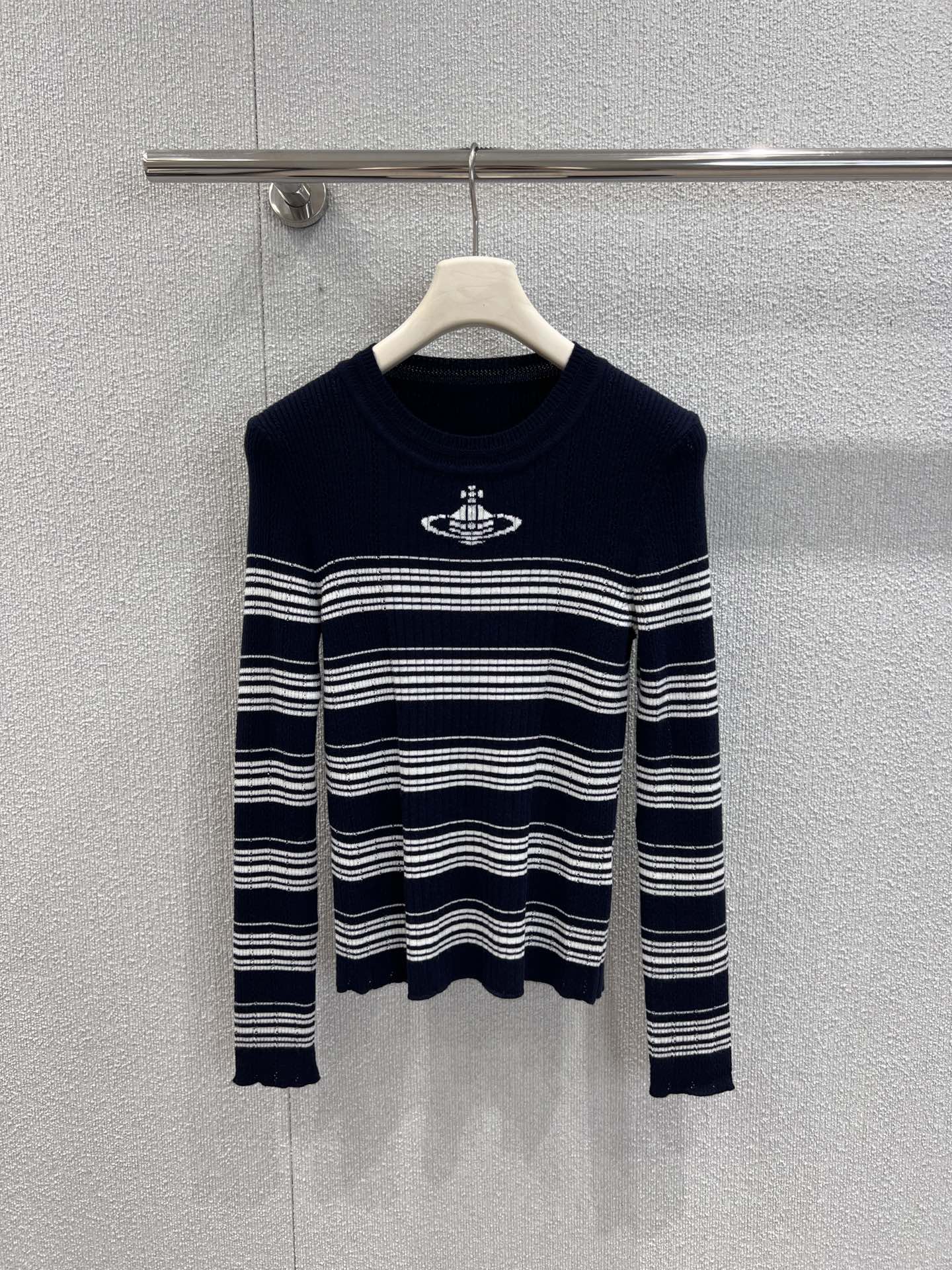 NO:498119,Support replacement Vivienne Westw*od 25Fw early autumn new Saturn jacquard striped knit top | Exclusive high-end production!  Classic black and white stripes, plus the iconic Saturn jacquard, retro and recognizable ~ The slim fit style shows off the figure, it is suitable for pairing with skirts or pants, and it is easy to wear to create a fashionable feel. It is an indispensable versatile item in the wardrobe~ S/M/L real-life detailed pictures on sale, skirts, alexander wang19860909支持换款 Vivienne Westw*od 25Fw早秋新款 土星提花条纹针织上衣丨独家高版出品！经典的黑白条纹,加上标志性的土星提花,复古又有辨识度～修身的版型很显身材,搭配裙子或者裤子都很合适,轻松穿出时髦感,是衣柜里少不了的百搭单品～现货发售S/M/L实拍细节图,,skirts,alexander wang,Women's clothing