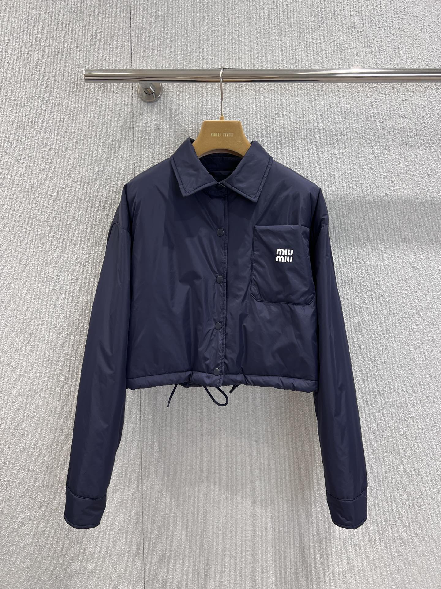 NO:498127,With dust bag Miumi* 25Fw autumn and winter new style, navy blue three-dimensional logo pocket short down jacket jacket丨Exclusive high-end production!  Custom imported charge nylon material, crisp and stylish and excellent texture!  Lapel down jacket, chest pocket logo letter decoration to highlight the tone ~ the drawstring drawstring is tight, casual and fashionable style!  Daily leisure and outdoor sports in autumn and winter can show their fashion charm!  S/M/L real photos of S/M/L on spot sale, miumiu, jackets & coats, down jacket, alexander wang19860909配防尘袋 Miumi* 25Fw秋冬新款 藏青色立体徽标口袋短款羽绒服外套丨独家高版出品！定制进口冲锋尼龙材质 挺括有型质感上乘！ 翻领羽绒服外套,胸前口袋标志字母装饰彰显调性～衣摆抽绳松紧收口,休闲时髦风格！秋冬日常休闲与户外运动都能展现时尚魅力 ！现货发售S/M/L实拍细节图,,miumiu,jackets & coats,down jacket,alexander wang,Women's clothing