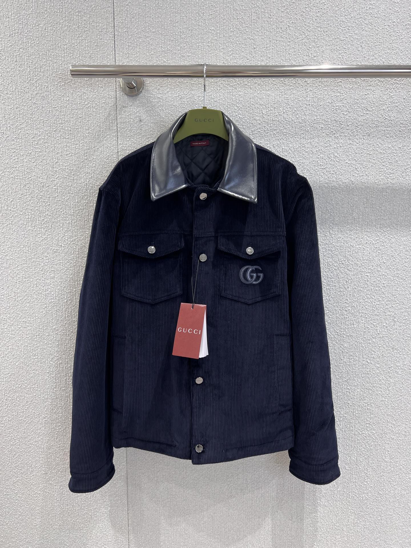 NO:503379,Support replacement Gucc* 2025 Fw autumn and winter new corduroy leather lapel embroidered jacket | Exclusive yb development!  High-end production!  Deep dark blue cotton corduroy comes with a retro texture, low-key embroidered double G logo on the chest hidden brand genes, quilted lining combines warmth and styling, can be worn with white T inside to create a casual and cool style, or layered turtleneck sweater to interpret French elegance, from daily commuting to light luxury parties, can be the focus. SML real photos are available in stock, gucci, jackets & coats, jackets & coats, alexander wang19860909支持换款 Gucc* 2025 Fw秋冬新款 灯芯绒皮质翻领刺绣夹克外套丨独家yb开发！高版出品！深邃藏蓝色棉质灯芯绒自带复古肌理,胸口低调刺绣双G徽标暗藏品牌基因,绗缝衬里兼顾保暖与造型感,可内搭白T打造随性酷飒风,或叠穿高领针织衫演绎法式优雅,从日常通勤到轻奢派对皆能成为焦点.现货发售SML实拍细节图,,gucci,jackets & coats,jackets & coats,alexander wang,Women's clothing