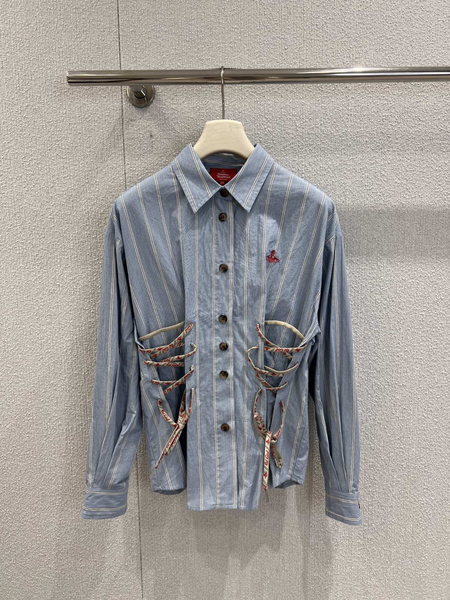 NO:498098,Support replacement Vivienne Westw*od 25Fw early autumn new Saturn embroidered striped side waistband lace-up long-sleeved shirt | Exclusive yb development! High-end production! Saturn's striped side lace-up shirt. The simple style is all summer style, with a neutral style design, slimming waist, casual and free and easy, and one piece is light to go out! The loose fit can well modify the body. The cotton fabric has good moisture absorption and breathability, making it particularly comfortable to wear on the body! S/M/L real photos of S/M/L, Shirts, alexander wang19860909支持换款 Vivienne Westw*od 25Fw早秋新款 土星刺綉条纹侧面收腰系带长袖衬衫丨独家yb开发！高版出品！土星条纹侧面系带衬衫 简约的风格全是夏日风情,中性版型设计,收腰显瘦,随性洒脱,一件轻巧出街！宽松的版型可以很好的修饰身材.棉面料拥有着很好的吸湿性和透气性,穿在身上特别的舒适！现货发售S/M/L实拍细节图,,shirts,alexander wang,Women's clothing