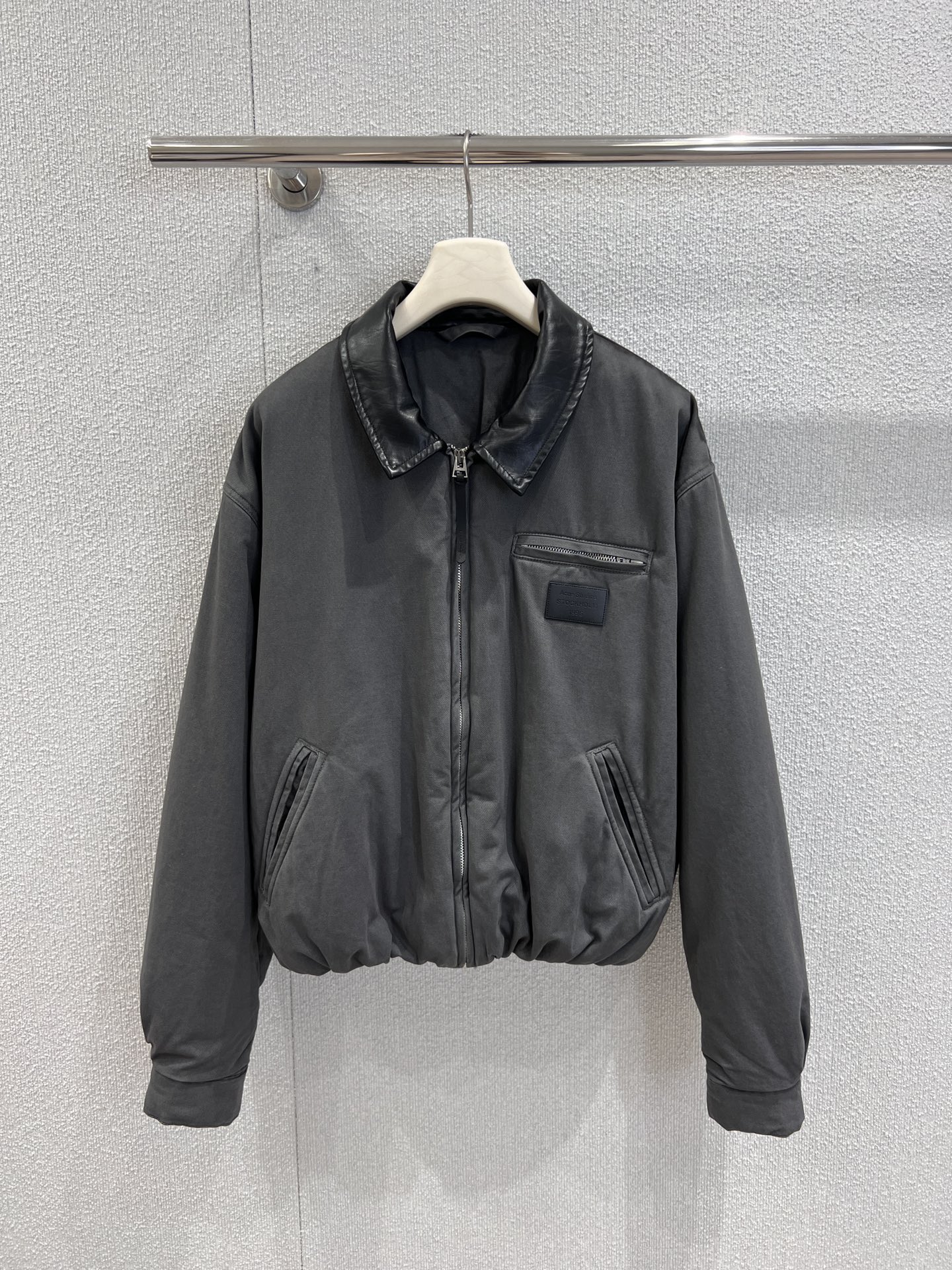 NO:498055,Supports replacement of Acne studi*s 25Fw autumn and winter new style Bane style leather collar jacket cotton jacket | Exclusive yb development!  High-end production!  Genuine leather seal, loose style, with a casual and relaxed feeling. The details of the neckline and pocket add a sense of exquisiteness, and paired with old-fashioned pants, it can easily create a retro and unique dressing style. It is suitable for daily outings or casual occasions~ S/M/L real-life detailed pictures, acne studios, jackets & coats, jackets & coats, alexander wang19860909支持换款Acne studi*s 25Fw秋冬新款 巴恩风皮领夹克棉服外套丨独家yb开发！高版出品！真皮印章 版型宽松,自带随性松弛感.领口与口袋的细节设计,增添精致感,搭配做旧风裤子,轻松打造出复古又不失个性的穿搭风格,日常出街或者休闲场合都很合适～现货发售S/M/L实拍细节图,,acne studios,jackets & coats,jackets & coats,alexander wang,Women's clothing