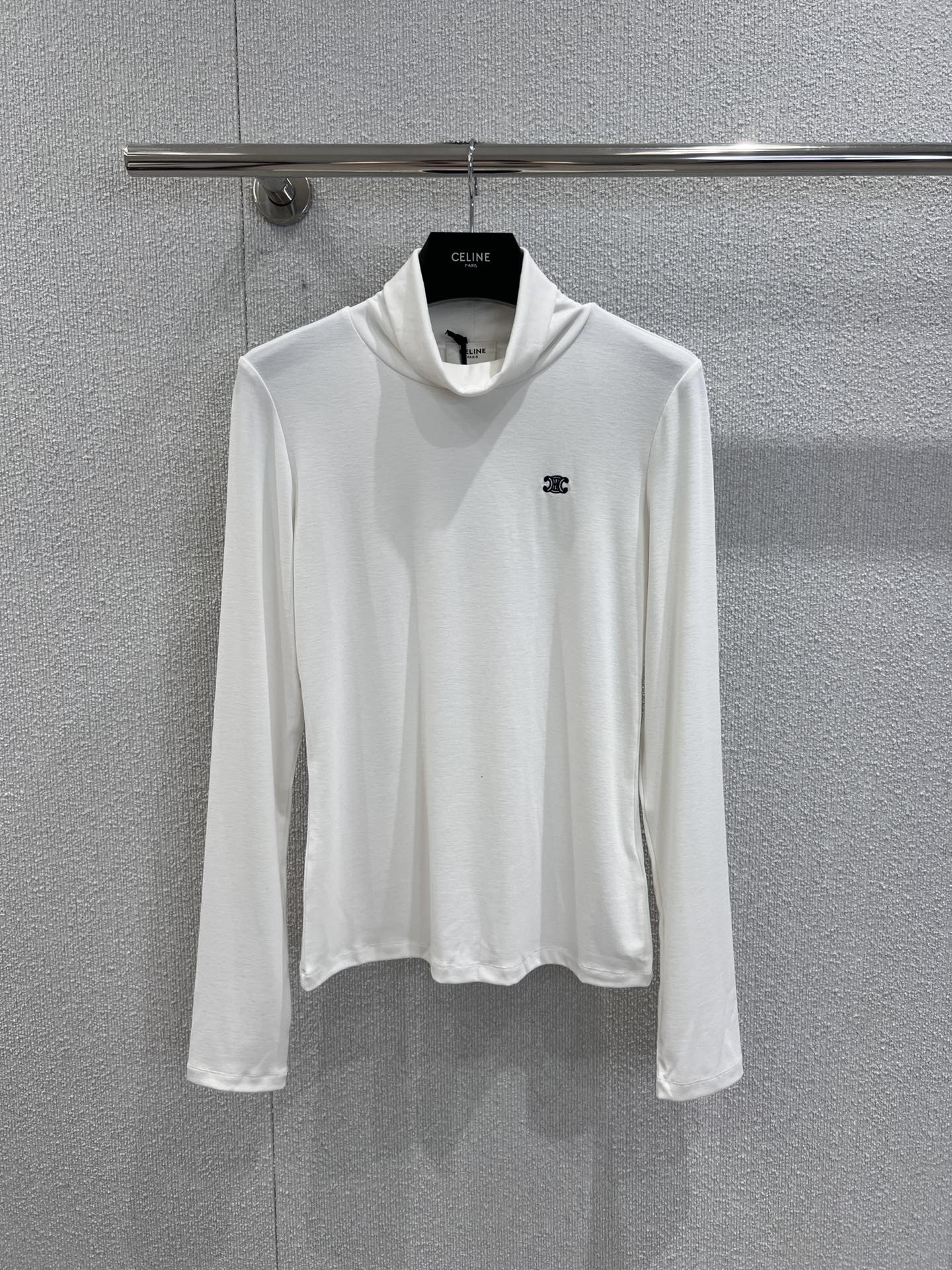 NO:498114,Support for replacement Celin* 25Fw early autumn new Arc de Triomphe embroidered turtleneck long-sleeved T-shirt | Exclusive high-end product!  It's so textured~ The simple style is close and comfortable, and the small logo on the chest is exquisite and low-key. Paired with khaki bottoms and bags and belts of the same color, the overall tone is harmonious and advanced, and it easily creates an elegant French atmosphere. It is suitable for daily going out on the street or taking photos~ S/M/L real-life details pictures, celine,tees, t-shirt, alexander wang19860909支持换款 Celin* 25Fw早秋新款 凯旋门刺绣高领长袖T恤丨独家高版出品！太有质感啦～简约的版型,贴身又舒适,胸前的小标志精致又低调.搭配卡其色下装和同色系的包包、腰带,整体色调和谐又高级,轻松营造出优雅的法式氛围,不管是日常出街还是拍照都很合适～现货发售S/M/L实拍细节图,,celine,tees，t-shirt,alexander wang,Women's clothing