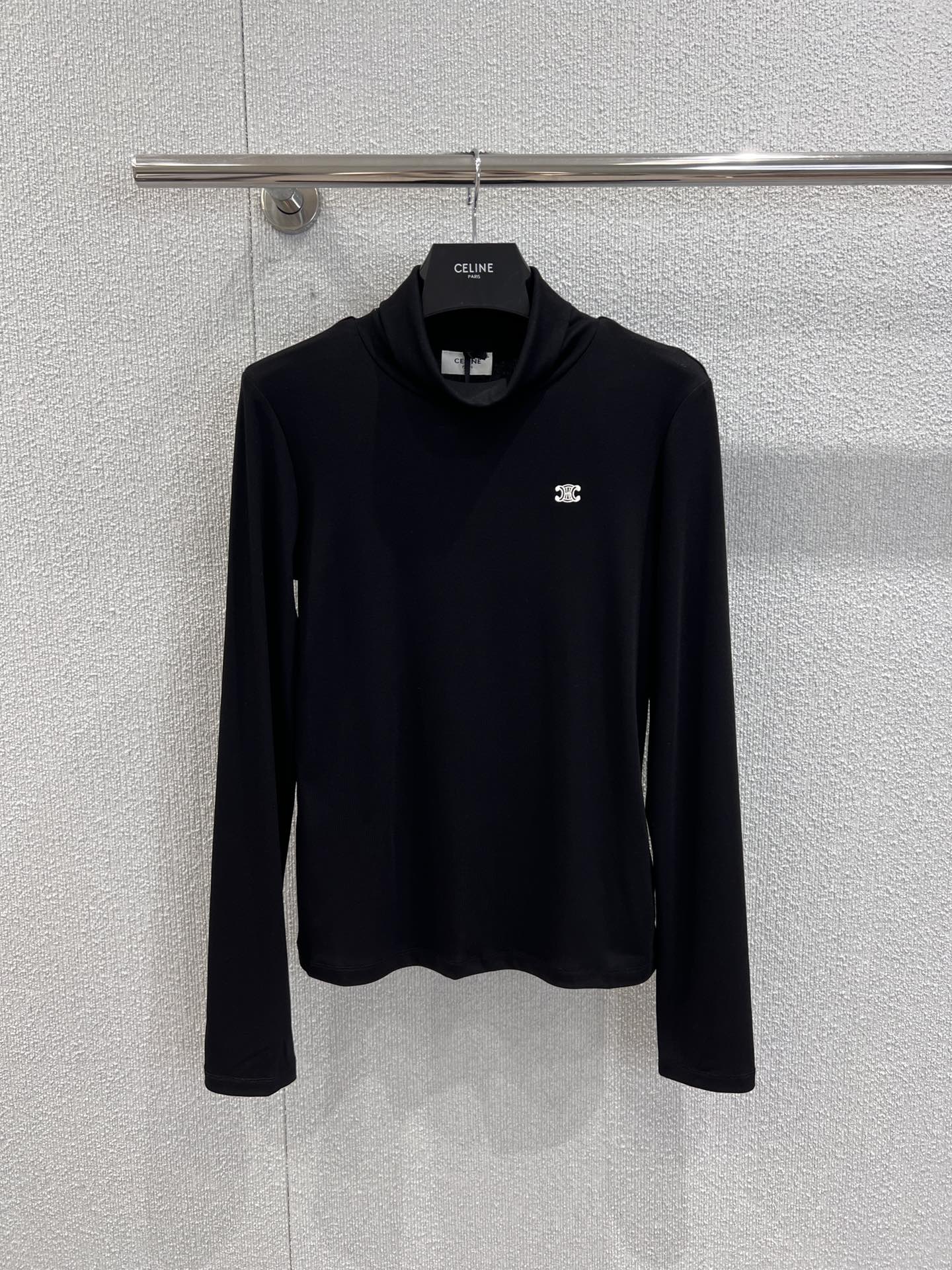 NO:498118,Support for replacement Celin* 25Fw early autumn new Arc de Triomphe embroidered turtleneck long-sleeved T-shirt | Exclusive high-end product!  It's so textured~ The simple style is close and comfortable, and the small logo on the chest is exquisite and low-key. Paired with khaki bottoms and bags and belts of the same color, the overall tone is harmonious and advanced, and it easily creates an elegant French atmosphere. It is suitable for daily going out on the street or taking photos~ S/M/L real-life details pictures, celine,tees, t-shirt, alexander wang19860909支持换款 Celin* 25Fw早秋新款 凯旋门刺绣高领长袖T恤丨独家高版出品！太有质感啦～简约的版型,贴身又舒适,胸前的小标志精致又低调.搭配卡其色下装和同色系的包包、腰带,整体色调和谐又高级,轻松营造出优雅的法式氛围,不管是日常出街还是拍照都很合适～现货发售S/M/L实拍细节图,,celine,tees，t-shirt,alexander wang,Women's clothing