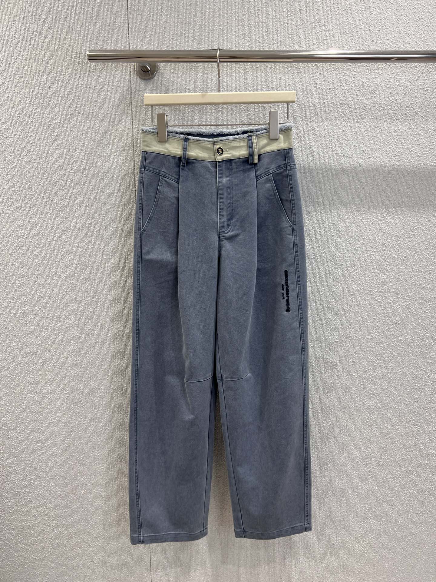 NO:499274,Support replacement Alexand*r Wang 25FW autumn and winter new product Contrast color waist fur edge jeans | Exclusive high-end production!  It feels so design ~ light blue style, old denim fabric has a retro atmosphere, high waist + wide-leg tailoring, which can easily modify the leg shape, and there are exquisite letter embellishments on the sides, which is full of details; light pink style, gentle tones, and the girl's heart is also a high waist wide-leg style, with a wonderful drape, and it looks elegant and long legs when walking ~ Whether it is paired with a short top to show the waistline or a loose sweatshirt to make the casual style, it is very outstanding ~ S/M/L real-life details pictures on sale, hoodie, sweatshirts, jeans, alexander wang19860909支持换款 Alexand*r Wang 25FW秋冬新品 撞色腰毛边牛仔裤丨独家高版出品！太有设计感啦～浅蓝款,做旧牛仔面料自带复古氛围,高腰+阔腿剪裁,能轻松修饰腿型,侧边还有精致字母点缀,细节感拉满；浅粉款,温柔色调超戳少女心,同样是高腰阔腿版型,垂坠感绝了,走起路来飘逸又显腿长～不管是搭配短款上衣秀腰线,还是配宽松卫衣走休闲风,都很出彩～现货发售S/M/L实拍细节图,,hoodie,sweatshirts,jeans,alexander wang,Women's clothing