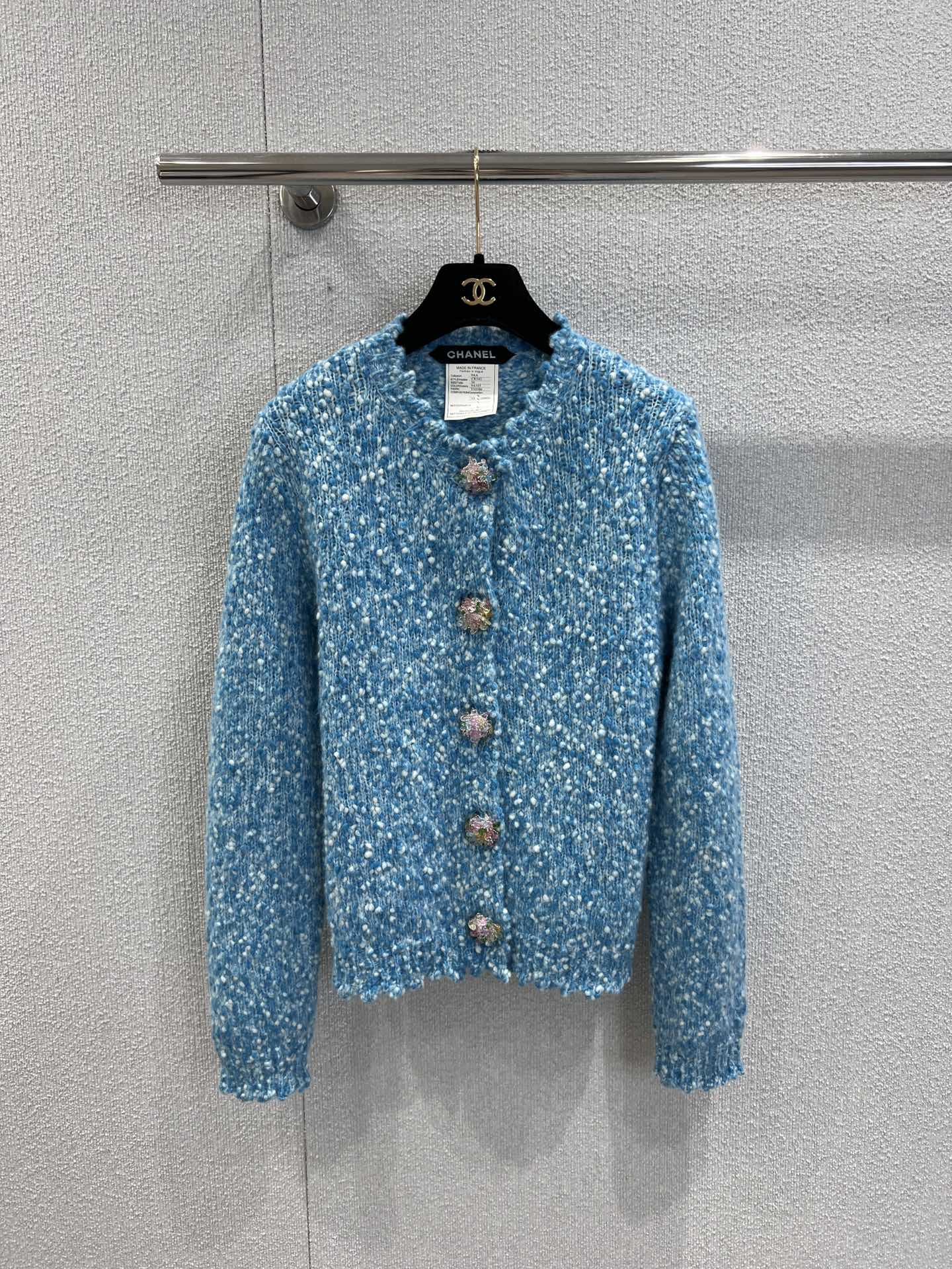 NO:503332,Support replacement Chane* 25B premium handicraft workshop series new models, single-breasted knitted cardigan丨Exclusive high-end production!  Being this clear blue stick in the center!  This knitted cardigan is simply a gentle and gentle autumn and winter ~ The blue woven in variegated yarns is like rubbing the clear sky into the fabric, with a hazy and soft fog. The exquisite petal-shaped buttons are decorated with thin flashes, like small flowers hidden in the collar, full of details ~ the slim fit style makes the body look slim, the wavy side hem adds a bit of charm, and the white bottom is fresh and healing, which is a beautiful dress that can wear the autumn atmosphere on your body~ SML real-life details pictures are available in stock, chanel, alexander wang19860909支持换款 Chane* 25B高级手工坊系列新款 单排扣针织开衫丨独家高版出品！被这抹清透蓝戳中心巴！这款针织开衫简直是秋冬温柔杀～杂色纱线织就的蓝,像把晴空揉进衣料里,自带朦胧柔雾感.精致的花瓣形纽扣缀着细闪,像藏了朵朵小花在衣襟,细节感拉满～修身版型衬得身形窈窕,波浪边衣摆又添了份娇俏,搭配白色下装,清新又治愈,是能把秋日氛围感穿在身上的美衣呀～现货发售SML实拍细节图,,chanel,alexander wang,Women's clothing
