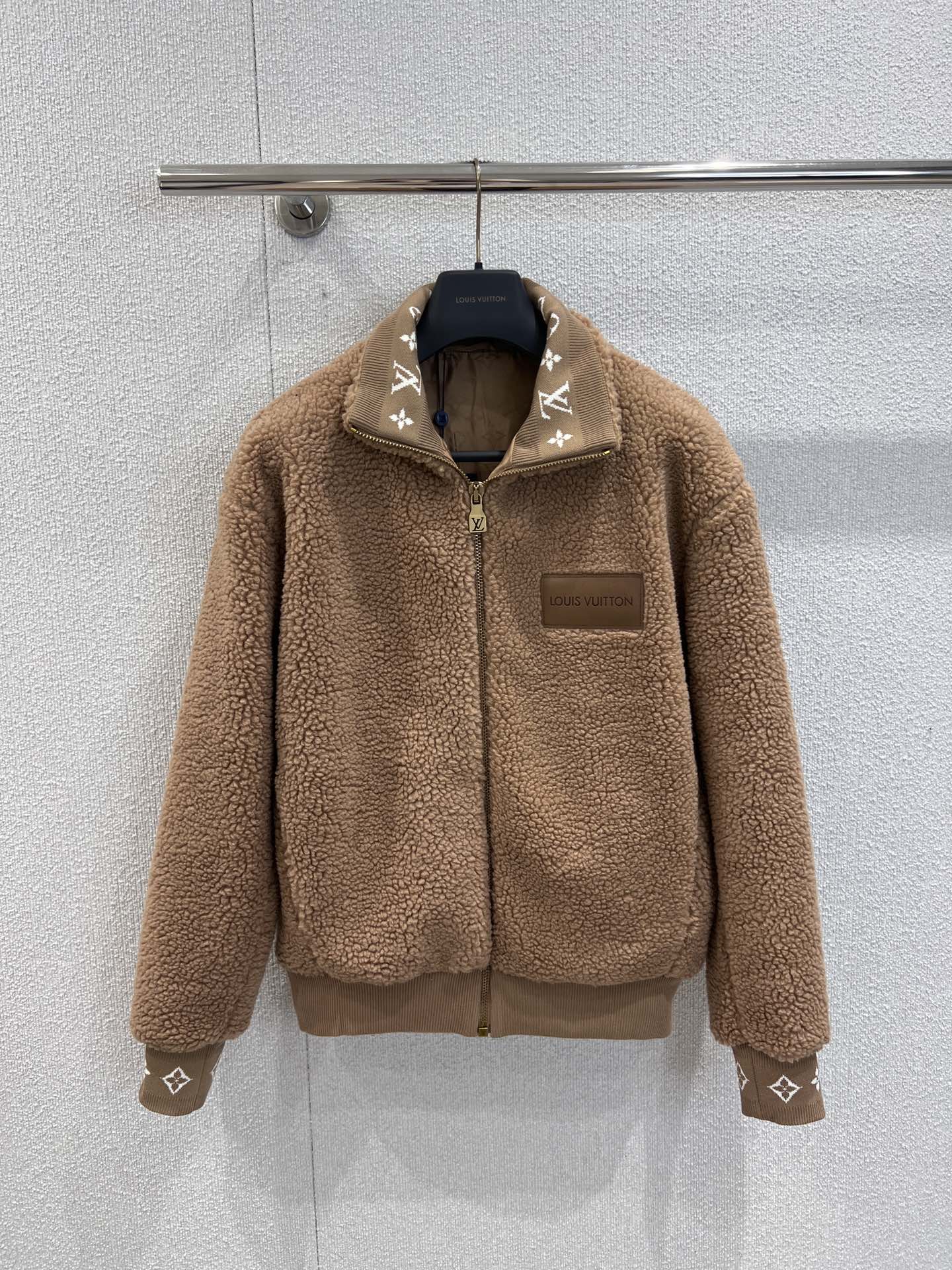 NO:498097,Support replacement Louis Vuitto*25Fw autumn and winter new style, threaded stand-alone collar pellet fleece jacket | Exclusive yb development!  High-end production!  Red Book’s super hot fur coat is eye-catching, with a very beautiful look, custom logo leather brand decoration on the chest, custom contrasting logo thread design, loose and slimming, high-micro Gaoke’s lamb velvet grain texture, super moisturizing and age-reducing, windproof and warmer, and strongly recommended to keep your own style!  S/M/L real photos of details of spot sale, louis vuitton, jackets & coats, alexander wang19860909支持换款 Louis Vuitto*25Fw秋冬新款 螺纹立领颗粒绒外套丨独家yb开发！高版出品！红书超级超级火爆的毛毛外套 吸睛感超赞 胸前定制的logo皮牌装饰 定制撞色logo螺纹设计 版型宽松显瘦 高密高克的羊羔绒颗粒质感 上身超超保湿又减龄 防风保暖更加温暖 强烈推荐自留款！现货发售S/M/L实拍细节图,,louis vuitton,jackets & coats,alexander wang,Women's clothing