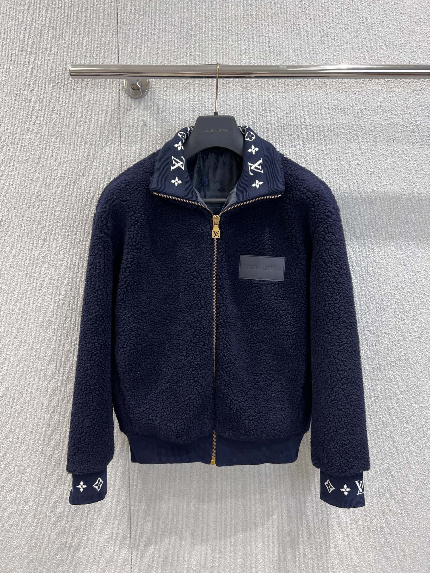 NO:498088,Support replacement Louis Vuitto*25Fw autumn and winter new style, threaded stand-alone collar pellet fleece jacket | Exclusive yb development!  High-end production!  Red Book’s super hot fur coat is eye-catching, with a very beautiful look, custom logo leather brand decoration on the chest, custom contrasting logo thread design, loose and slimming, high-micro Gaoke’s lamb velvet grain texture, super moisturizing and age-reducing, windproof and warmer, and strongly recommended to keep your own style!  S/M/L real photos of details of spot sale, louis vuitton, jackets & coats, alexander wang19860909支持换款 Louis Vuitto*25Fw秋冬新款 螺纹立领颗粒绒外套丨独家yb开发！高版出品！红书超级超级火爆的毛毛外套 吸睛感超赞 胸前定制的logo皮牌装饰 定制撞色logo螺纹设计 版型宽松显瘦 高密高克的羊羔绒颗粒质感 上身超超保湿又减龄 防风保暖更加温暖 强烈推荐自留款！现货发售S/M/L实拍细节图,,louis vuitton,jackets & coats,alexander wang,Women's clothing