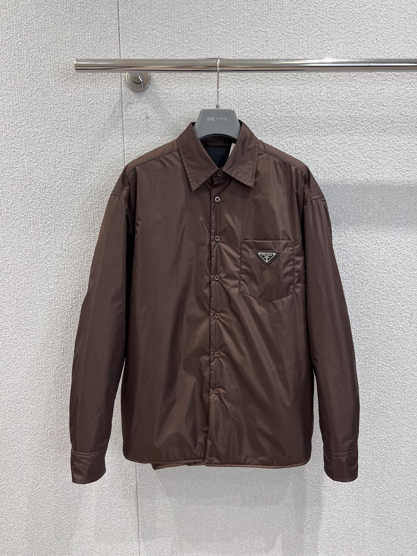 NO:499207,p, support replacement Prad* 25Fw autumn and winter new style recycled nylon shirt-style cotton clothing丨Exclusive yb development!  High-end production!  The same style for men and women, the dark brown nylon fabric has a high-end gloss, the shirt collar + single-row button design is neat and casual, the enamel triangle logo on the chest is exquisite and finishing, the style is loose but the flesh is hidden, and the layered inner layer is super layered. Paired with the same color handbag, it is luxurious and lazy, it is the king of layered items for autumn and winter, and the balance between casualness and exquisiteness is just right~ S/M/L real photos are available in stock, prada, shirts, alexander wang19860909p,支持换款 Prad* 25Fw秋冬新款 再生尼龙衬衫式棉服丨独家yb开发！高版出品！男女同款,深棕调尼龙面料自带高级光泽感,衬衫领+单排纽扣设计利落又随性,胸前珐琅三角徽标精致点睛,版型宽松却藏肉,叠穿内搭超有层次.搭配同色系手袋,奢华中透着慵懒,是秋冬叠穿的王炸单品,把随性与精致平衡得恰到好处～现货发售S/M/L实拍细节图,,prada,shirts,alexander wang,Women's clothing