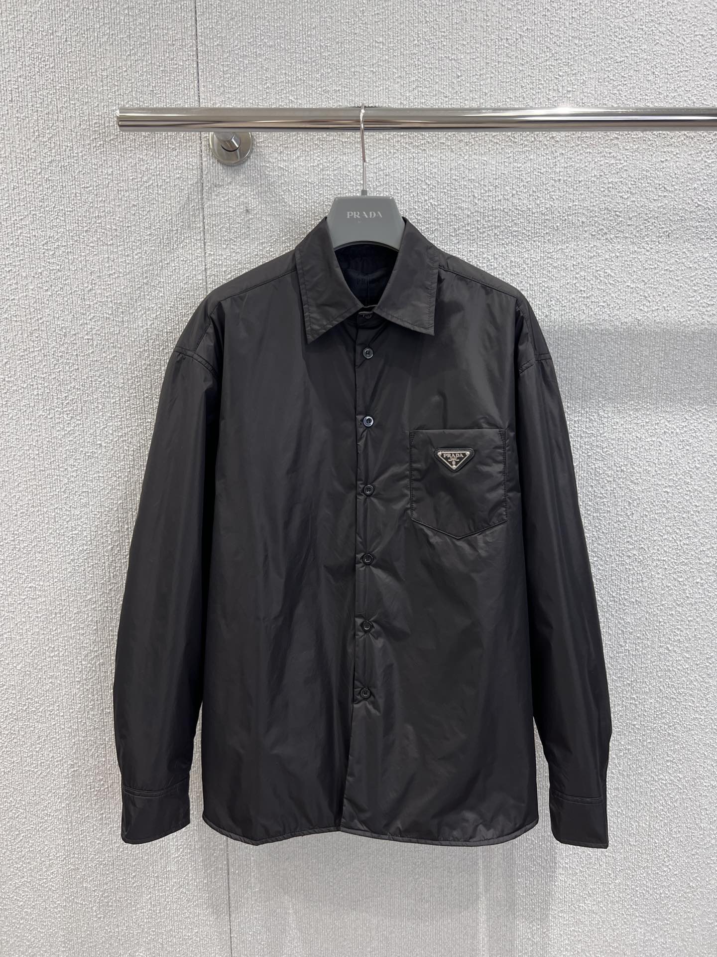 NO:499218,Support replacement Prad* 25Fw autumn and winter new style recycled nylon shirt-style cotton clothing丨Exclusive yb development!  High-end production!  The same style for men and women, the dark brown nylon fabric has a high-end gloss, the shirt collar + single-row button design is neat and casual, the enamel triangle logo on the chest is exquisite and finishing, the style is loose but the flesh is hidden, and the layered inner layer is super layered. Paired with the same color handbag, it is luxurious and lazy, it is the king of layered items for autumn and winter, and the balance between casualness and exquisiteness is just right~ S/M/L real photos are available in stock, prada, shirts, alexander wang19860909支持换款 Prad* 25Fw秋冬新款 再生尼龙衬衫式棉服丨独家yb开发！高版出品！男女同款,深棕调尼龙面料自带高级光泽感,衬衫领+单排纽扣设计利落又随性,胸前珐琅三角徽标精致点睛,版型宽松却藏肉,叠穿内搭超有层次.搭配同色系手袋,奢华中透着慵懒,是秋冬叠穿的王炸单品,把随性与精致平衡得恰到好处～现货发售S/M/L实拍细节图,,prada,shirts,alexander wang,Women's clothing