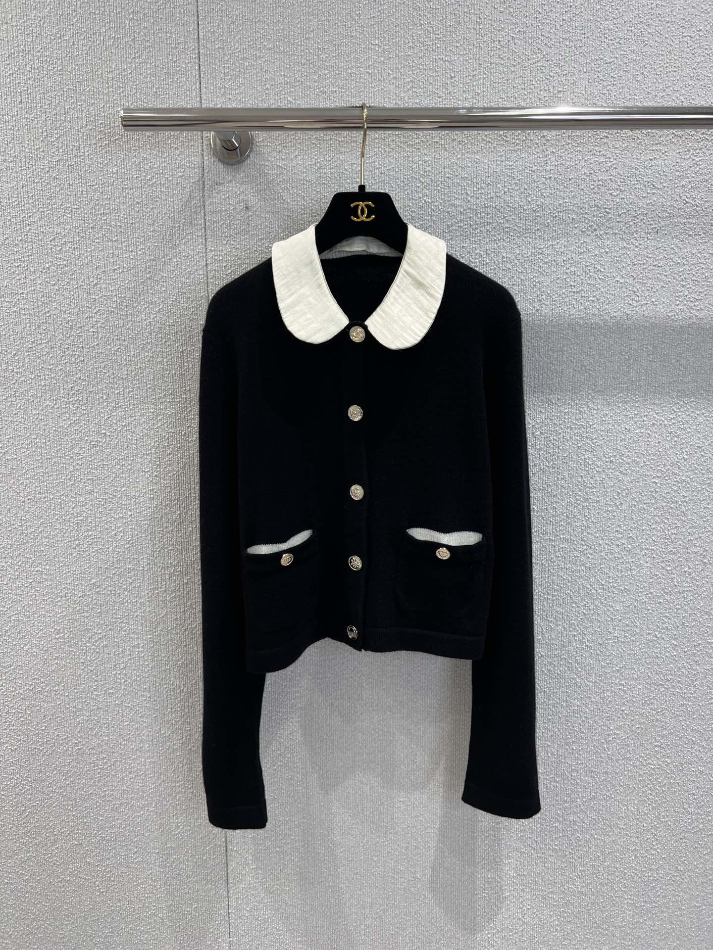 NO:498076,Support for replacement Chane* 25B premium handicraft workshop series new models, removable double C jacquard collar knitted cardigan丨Exclusive yb development!  High-end production!  Xiaoxiang's double pocket design reduces age and is naughty girlish!  The fixed-dye cashmere yarn has a high-quality texture, comfortable and soft!  Round neck three-dimensional cut, fine crochet texture, large body with contrasting threaded edges, excellent temperament, rhinestone buckle on the chest, bow decoration, easy to highlight the full-score details, double C metal buckle embellish the upper edge of the pocket, exquisite and stylish, suitable for layering and mixing items, S/M/L real-life details pictures, chanel, alexander wang19860909支持换款 Chane* 25B高级手工坊系列新款 可拆卸双C提花领针织小开衫丨独家yb开发！高版出品！小香双口袋设计减龄又调皮的少女气质！定染羊绒纱线质感高级,舒适柔软！圆领立体剪裁 通体细密钩针肌理纹 大身配合通体撞色螺纹包边 气质优慵懒 胸前水钻扣系带蝴蝶结装点 轻松突出满分细节质感 双C金属扣点缀口袋上缘 精致有格调 适合叠穿混搭的单品 现货发售S/M/L实拍细节图,,chanel,alexander wang,Women's clothing