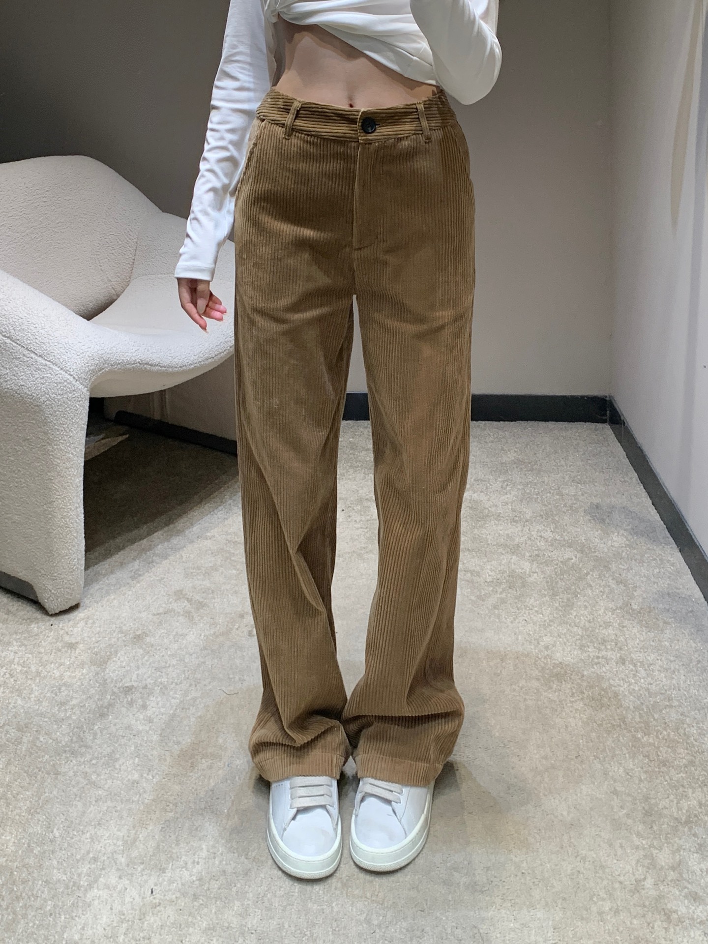 NO:498130,Miumi* 25Fw autumn and winter new style, patch embroidered corduroy straight trousers丨Exclusive high-end production!  It's so suitable for autumn and winter ~ The soft corduroy fabric has a delicate vertical stripe texture, the high waist design is paired with a loose straight style, which not only covers the flesh but also shows long legs, full of drape ~ Warm khaki brown is gentle and versatile, with a white top and white shoes, which is casual and high-end, and is a real-life wearable item in the wardrobe in autumn and winter ~ S/M/L on sale in stock, miumiu, alexander wang19860909Miumi* 25Fw秋冬新款 贴布绣灯芯绒直筒长裤丨独家高版出品！太适合秋冬啦～柔软的灯芯绒面料带着细腻的竖条纹肌理,高腰设计搭配宽松直筒版型,既遮肉又显腿长,垂坠感满分～暖调卡其棕温柔又百搭,配白上衣和小白鞋,休闲中透着高级感,是秋冬衣橱里的实穿王炸单品～现货发售S/M/L,,miumiu,alexander wang,Women's clothing