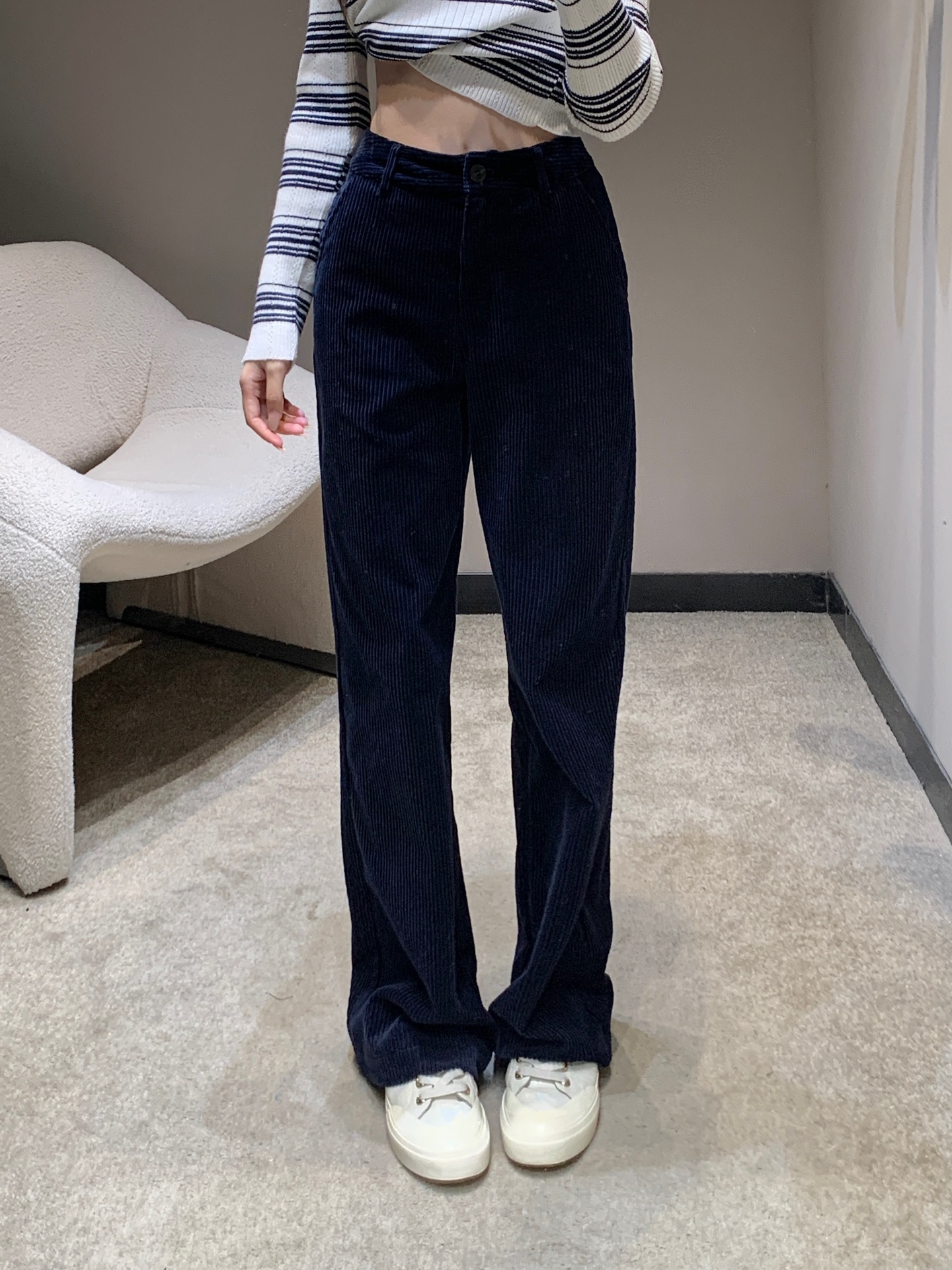 NO:498138,Miumi* 25Fw autumn and winter new style, patch embroidered corduroy straight trousers丨Exclusive high-end production!  It's so suitable for autumn and winter ~ The soft corduroy fabric has a delicate vertical stripe texture, the high waist design is paired with a loose straight style, which not only covers the flesh but also shows long legs, full of drape ~ Warm khaki brown is gentle and versatile, with a white top and white shoes, which is casual and high-end, and is a real-life wearable item in the wardrobe in autumn and winter ~ S/M/L on sale in stock, miumiu, alexander wang19860909Miumi* 25Fw秋冬新款 贴布绣灯芯绒直筒长裤丨独家高版出品！太适合秋冬啦～柔软的灯芯绒面料带着细腻的竖条纹肌理,高腰设计搭配宽松直筒版型,既遮肉又显腿长,垂坠感满分～暖调卡其棕温柔又百搭,配白上衣和小白鞋,休闲中透着高级感,是秋冬衣橱里的实穿王炸单品～现货发售S/M/L,,miumiu,alexander wang,Women's clothing