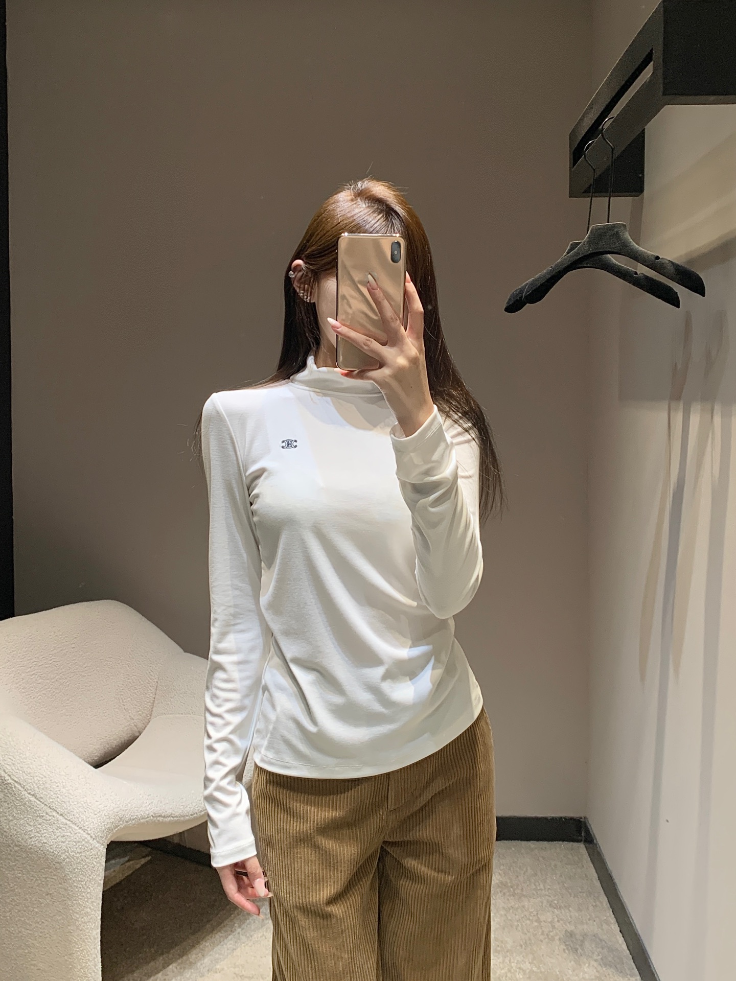 NO:518112,Celin* 25Fw early autumn new style Arc de Triomphe embroidered turtleneck long-sleeved T-shirt丨Exclusive high-end production!  It's so textured~ The simple style is close and comfortable, and the small logo on the chest is exquisite and low-key. Paired with khaki bottoms and bags and belts of the same color, the overall color is harmonious and advanced, and it easily creates an elegant French atmosphere, which is suitable for daily going out or taking photos~ S/M/L, celine,tees, t-shirt, alexander wang19860909Celin* 25Fw早秋新款 凯旋门刺绣高领长袖T恤丨独家高版出品！太有质感啦～简约的版型,贴身又舒适,胸前的小标志精致又低调.搭配卡其色下装和同色系的包包、腰带,整体色调和谐又高级,轻松营造出优雅的法式氛围,不管是日常出街还是拍照都很合适～现货发售S/M/L,,celine,tees，t-shirt,alexander wang,Women's clothing