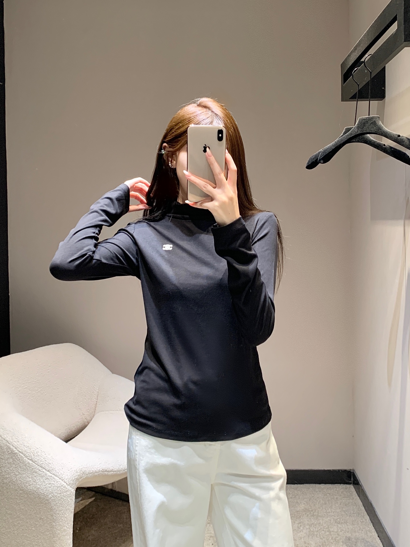 NO:498122,Celin* 25Fw early autumn new style Arc de Triomphe embroidered turtleneck long-sleeved T-shirt丨Exclusive high-end production!  It's so textured~ The simple style is close and comfortable, and the small logo on the chest is exquisite and low-key. Paired with khaki bottoms and bags and belts of the same color, the overall color is harmonious and advanced, and it easily creates an elegant French atmosphere, which is suitable for daily going out or taking photos~ S/M/L, celine,tees, t-shirt, alexander wang19860909Celin* 25Fw早秋新款 凯旋门刺绣高领长袖T恤丨独家高版出品！太有质感啦～简约的版型,贴身又舒适,胸前的小标志精致又低调.搭配卡其色下装和同色系的包包、腰带,整体色调和谐又高级,轻松营造出优雅的法式氛围,不管是日常出街还是拍照都很合适～现货发售S/M/L,,celine,tees，t-shirt,alexander wang,Women's clothing