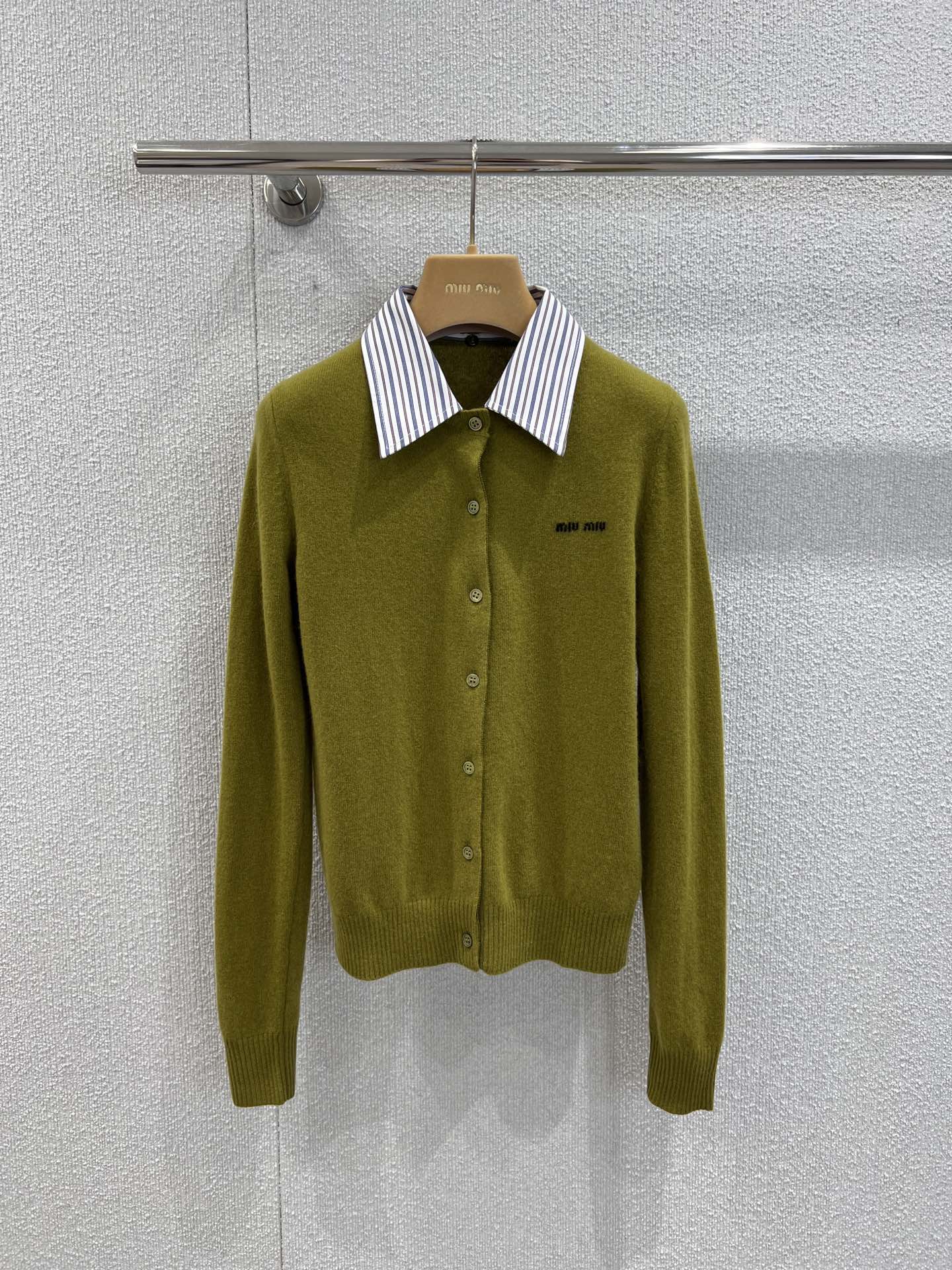 NO:499200,Supports replacement of Miumi* 25Fw early autumn new style letter jacquard shirt collar knitted cardigan | Exclusive yb development!  High-end production!  The fixed-dye cashmere wool material has a hazy fairy style, so you can easily wear it in French exquisite romance~ The olive green upper body brightens the skin tone, whitens and slimming style yyds!  Paired with a skirt, full of vitality and vitality. S/M/L real photos are available in stock, miumiu, skirts, shirts, alexander wang19860909支持换款Miumi* 25Fw早秋新款 字母提花衬衫领针织开衫丨独家yb开发！高版出品！定染羊绒羊毛材质 自带朦胧的仙意,轻松就能穿出法式的精致浪漫～橄榄绿上身提亮肤色,显白显瘦版型yyds！搭配半裙充满活力与生机.现货发售S/M/L实拍细节图,,miumiu,skirts,shirts,alexander wang,Women's clothing